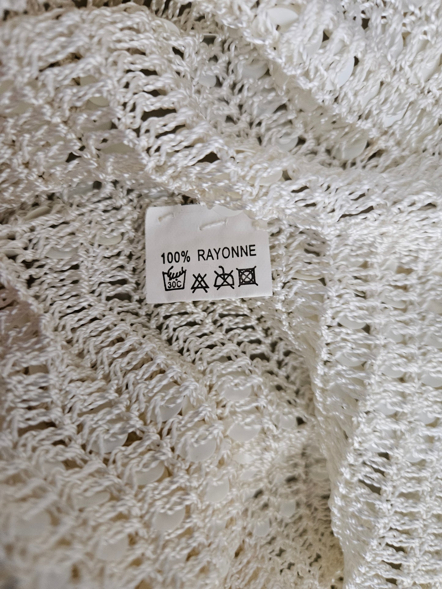 Haut crème en crochet brodé de sequins