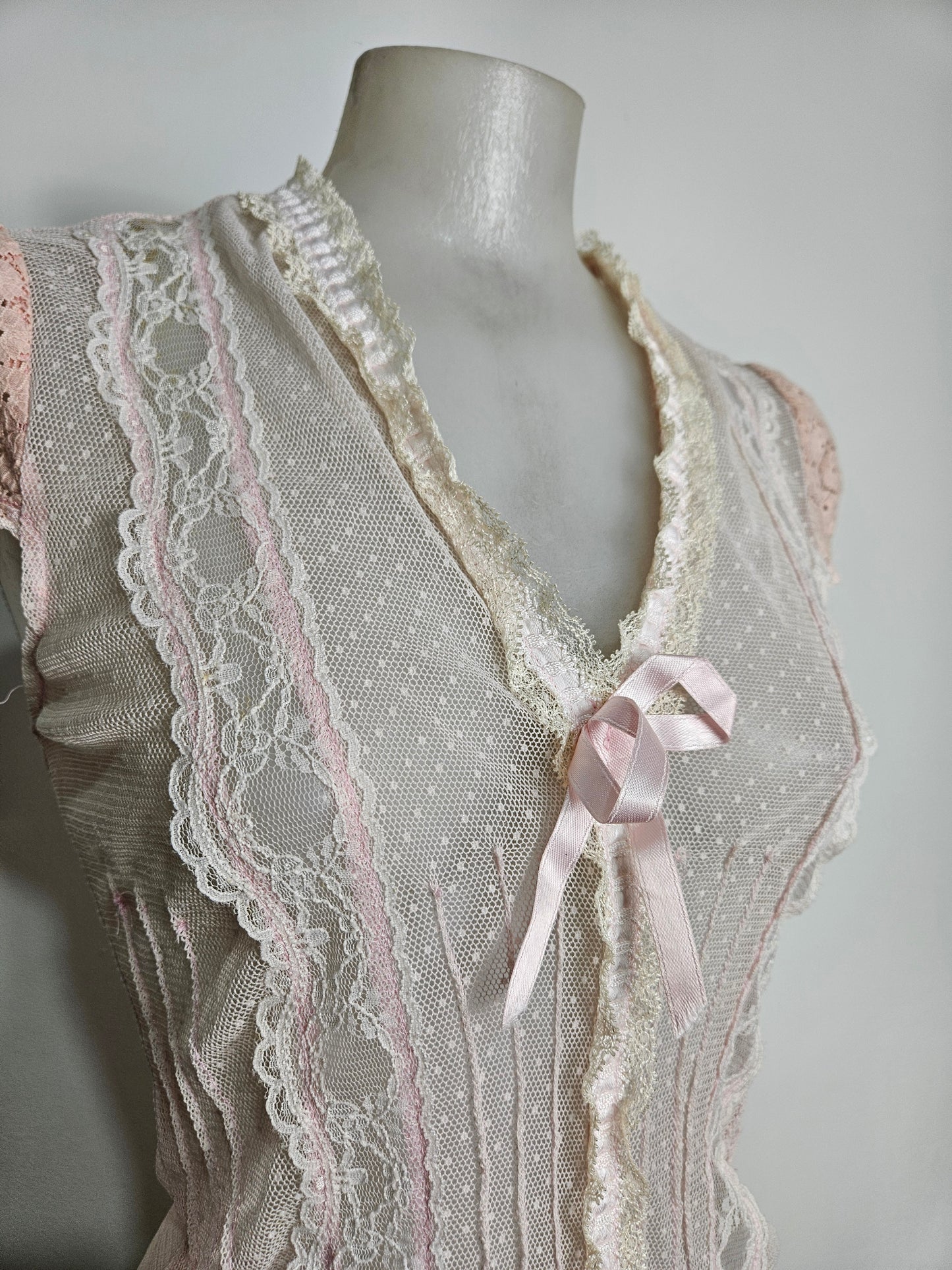 Haut en voile et dentelle rose poudré