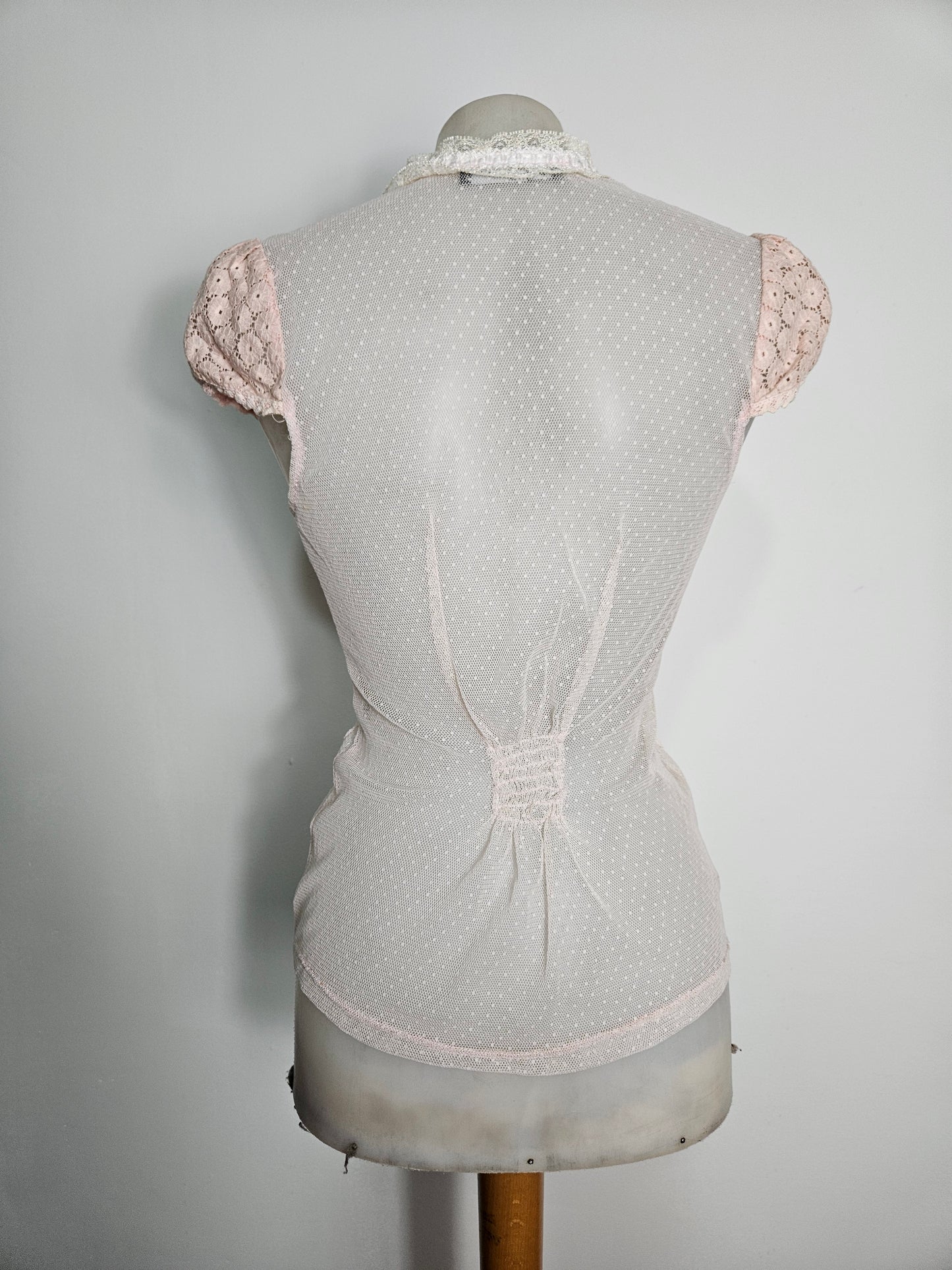 Haut en voile et dentelle rose poudré