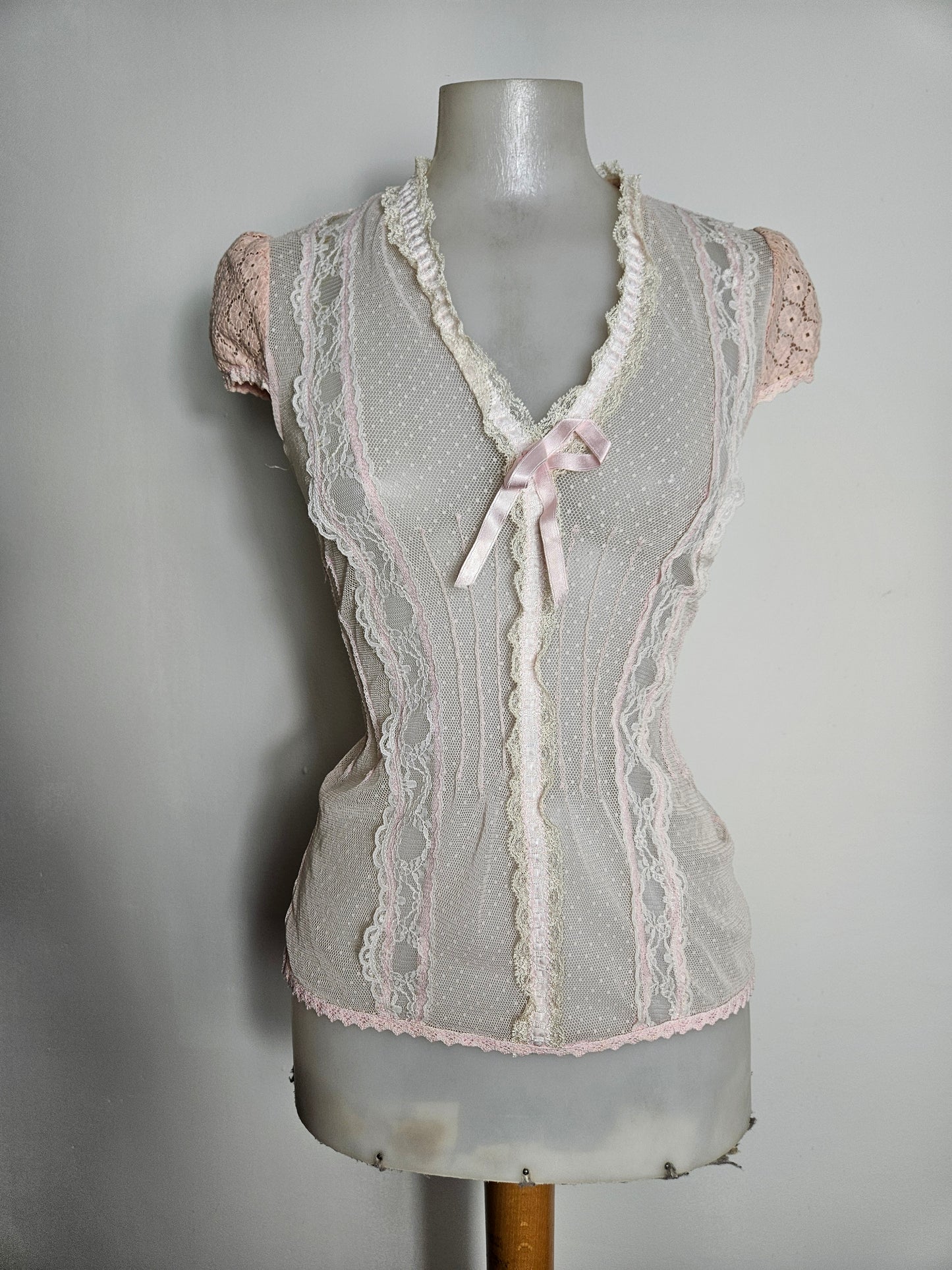 Haut en voile et dentelle rose poudré