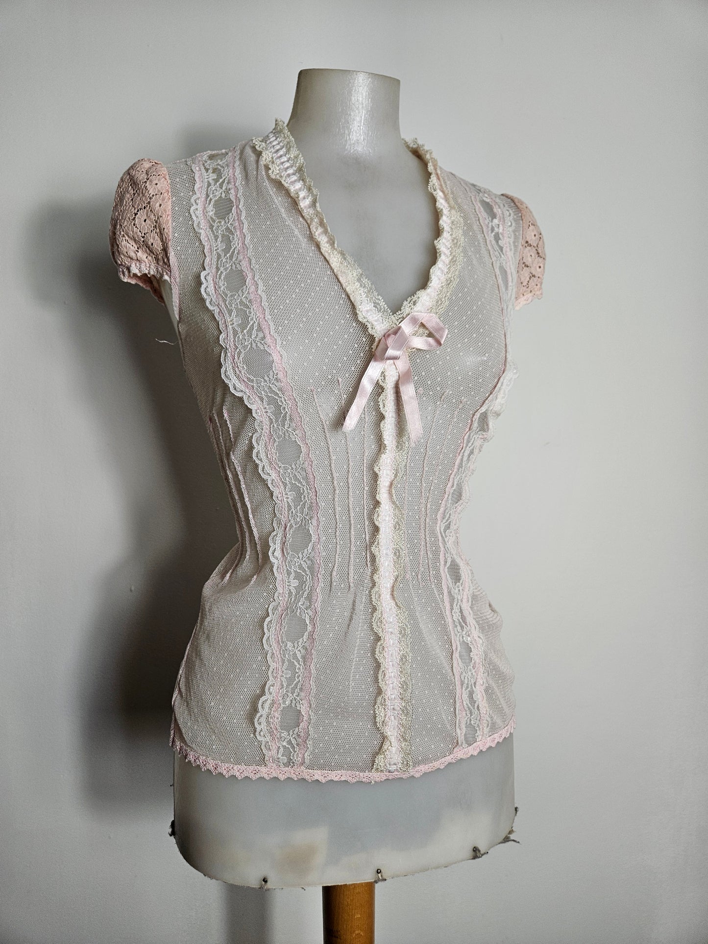 Haut en voile et dentelle rose poudré