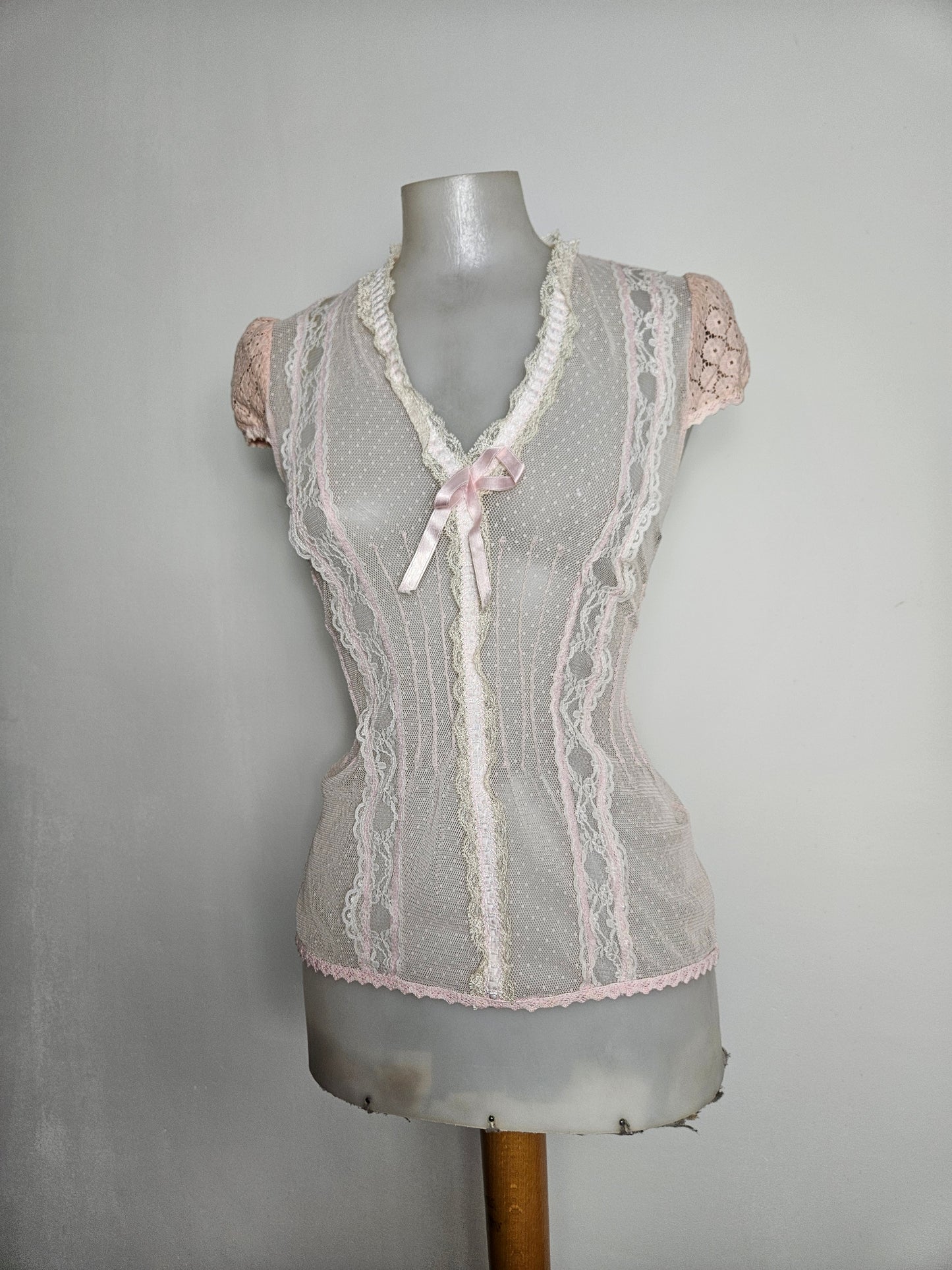Haut en voile et dentelle rose poudré