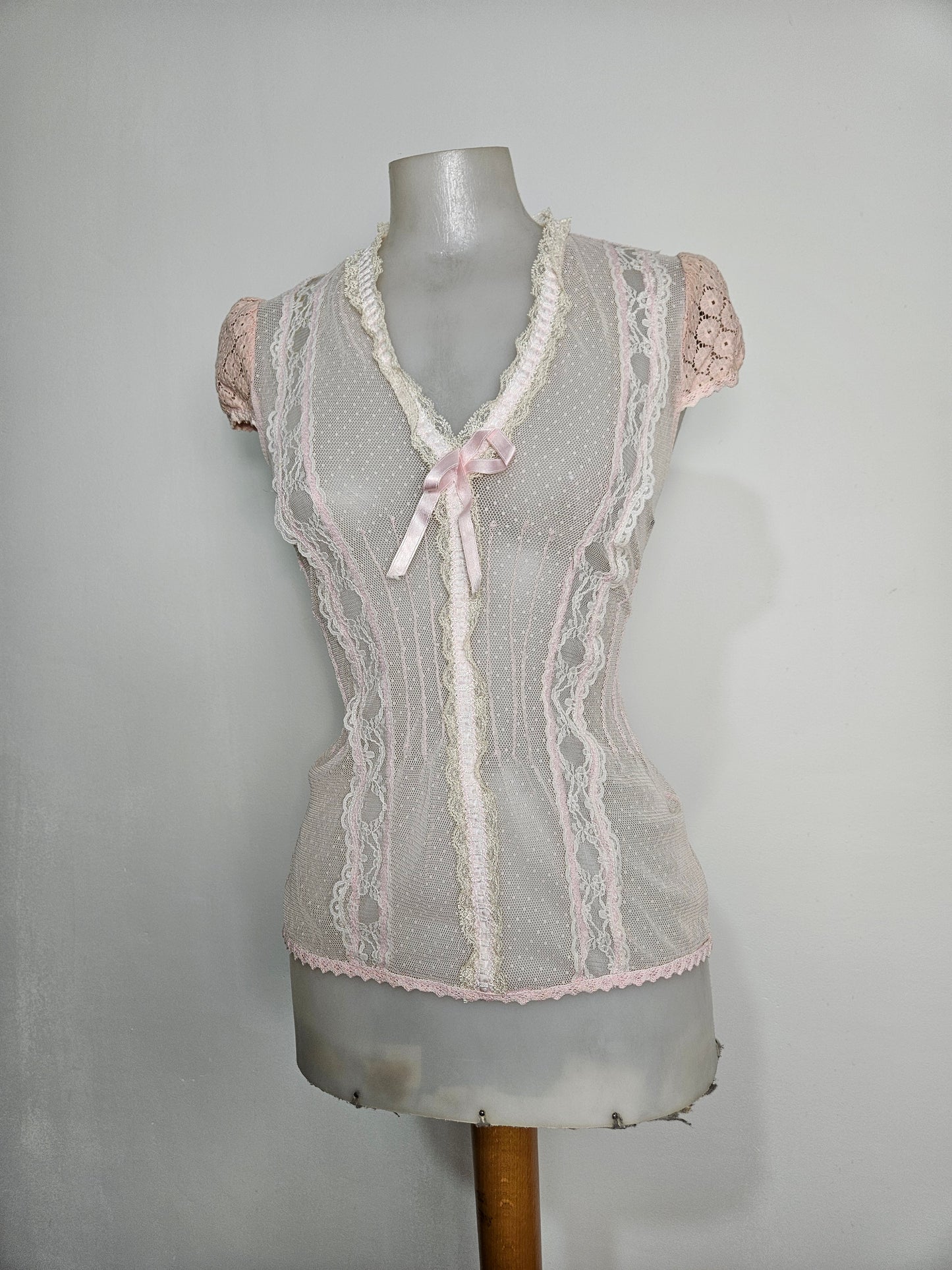 Haut en voile et dentelle rose poudré