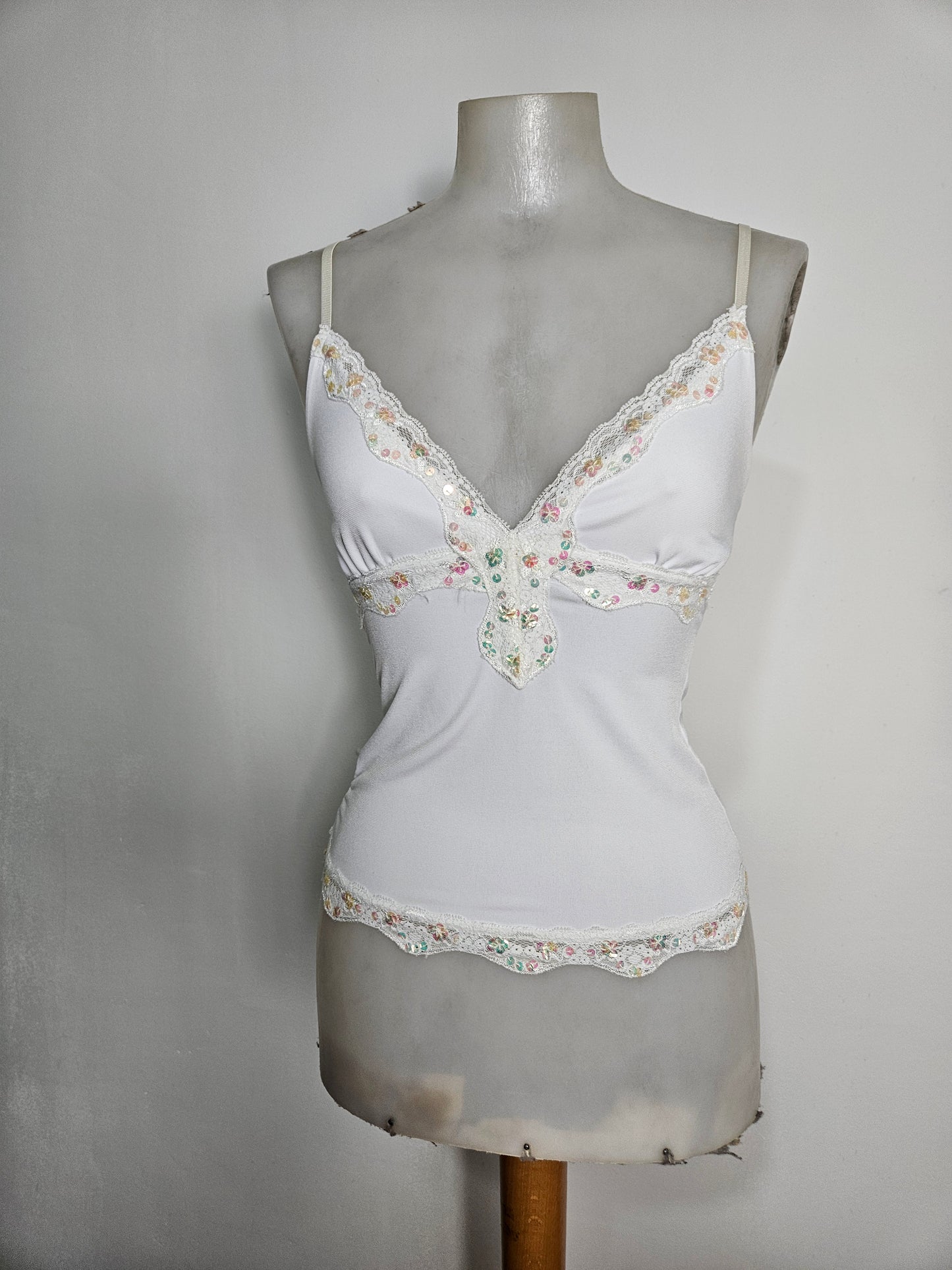 Haut blanc détails seuqins