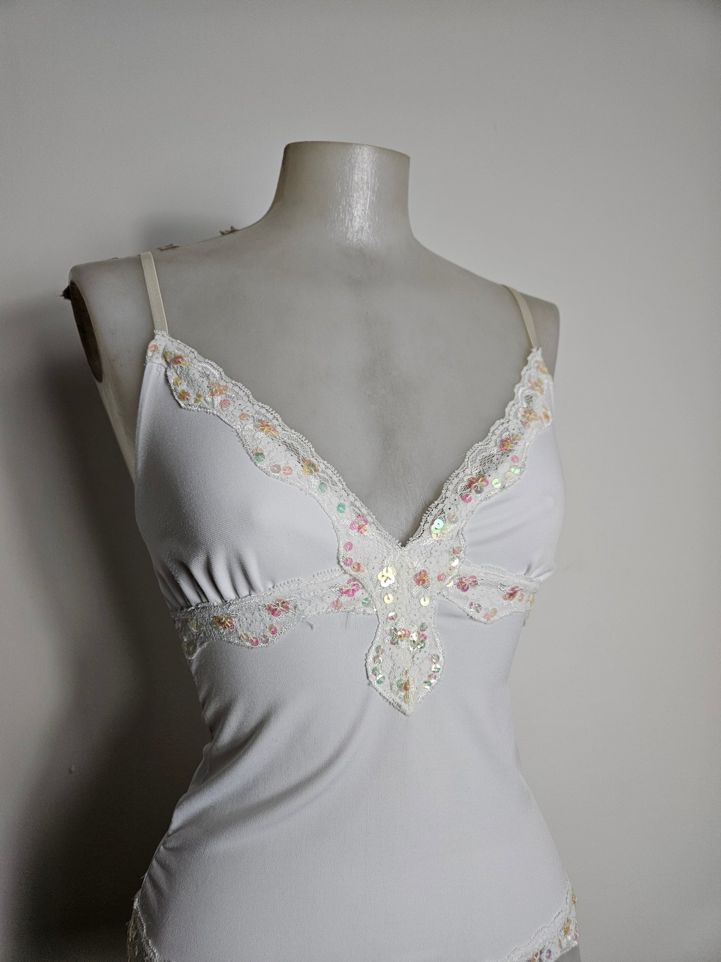 Haut blanc détails seuqins