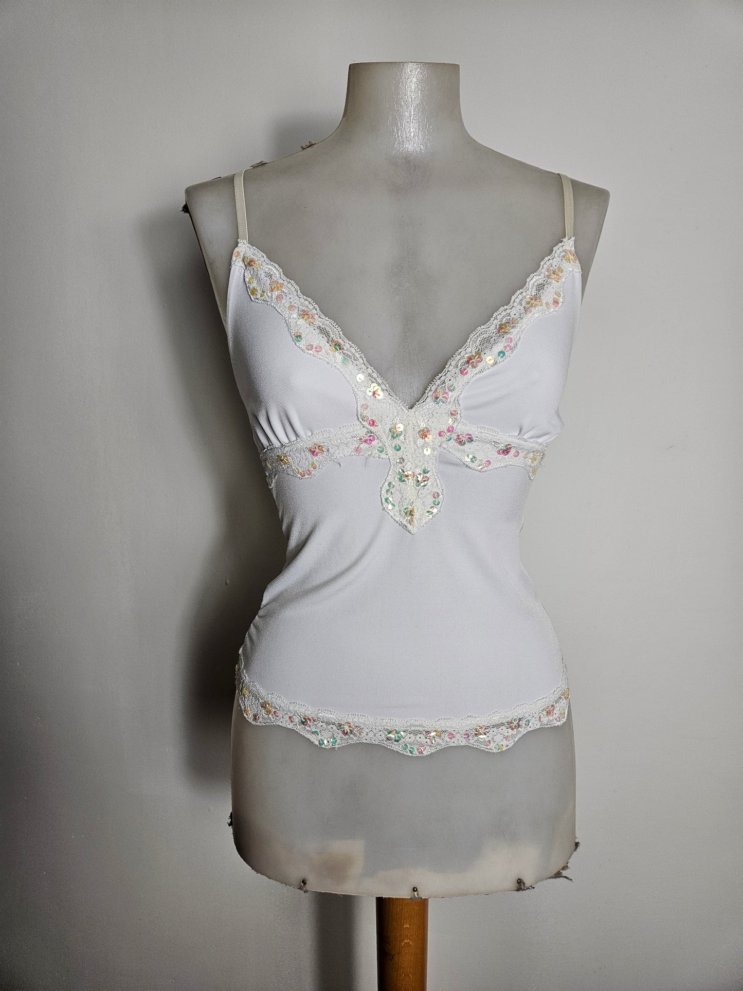 Haut blanc détails seuqins