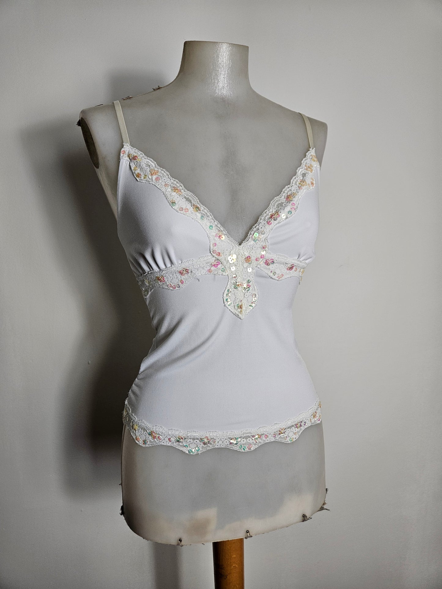 Haut blanc détails seuqins