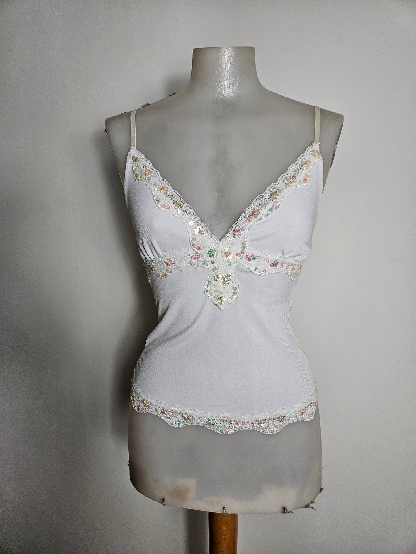 Haut blanc détails seuqins