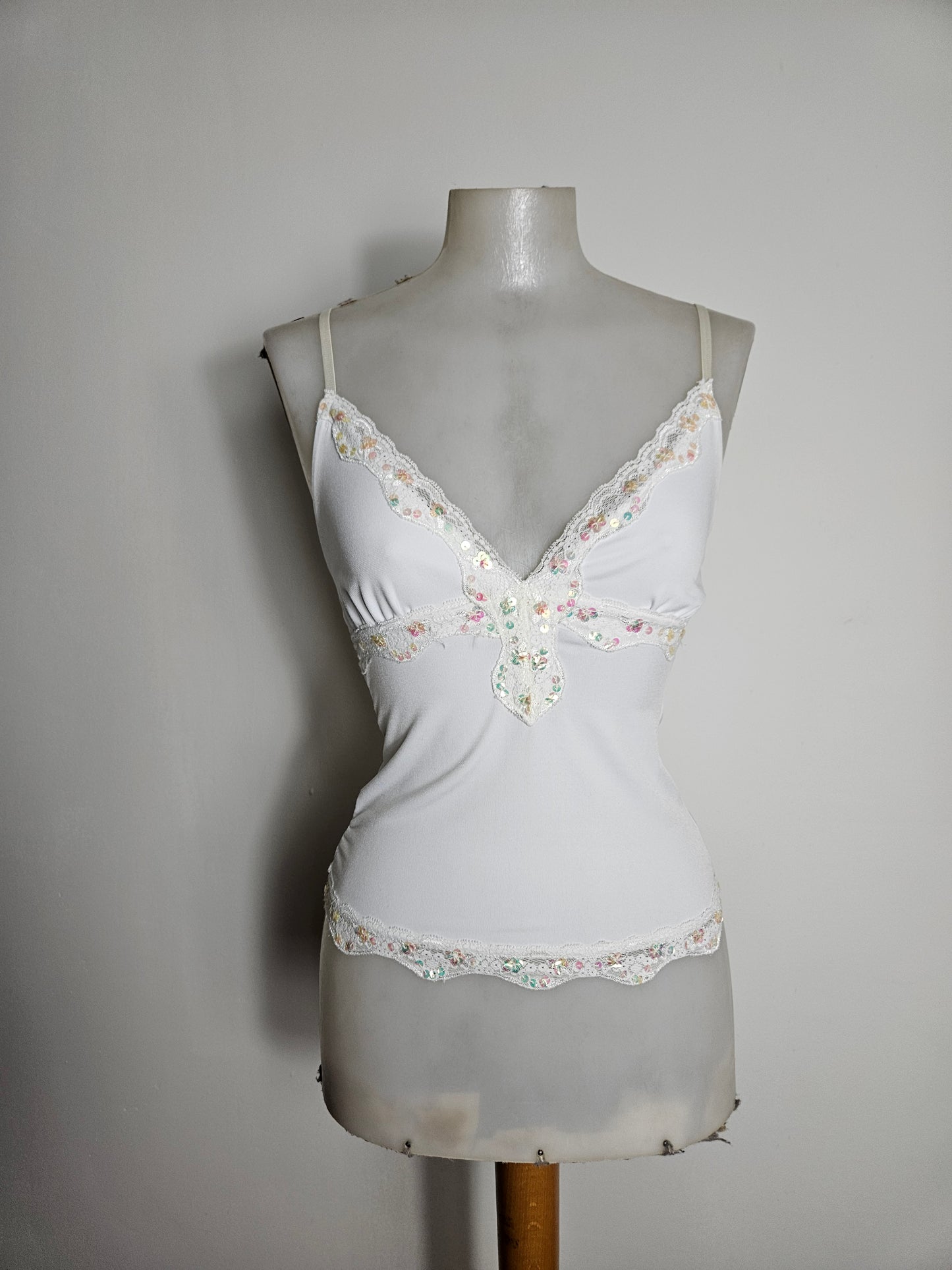 Haut blanc détails seuqins