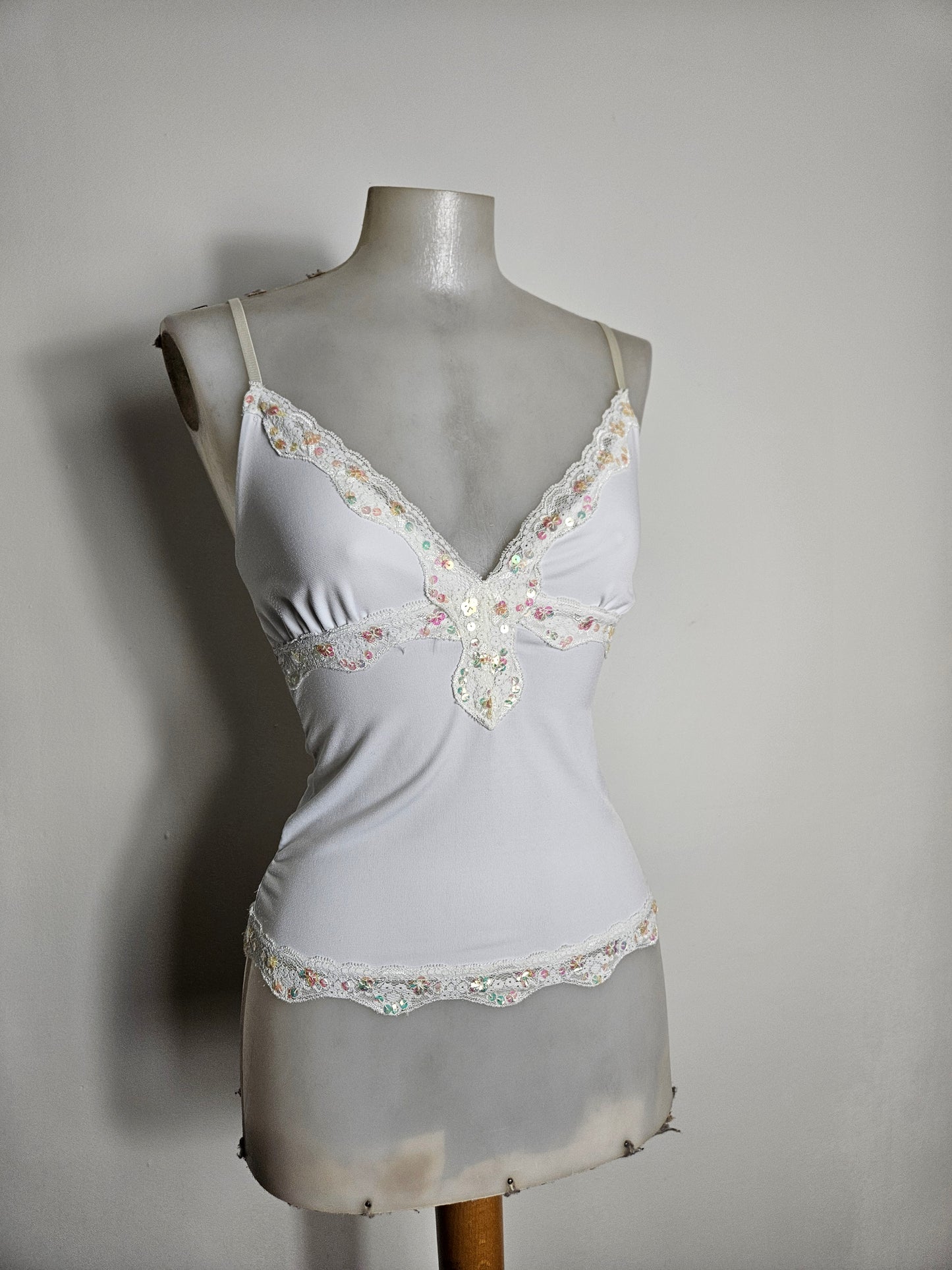 Haut blanc détails seuqins