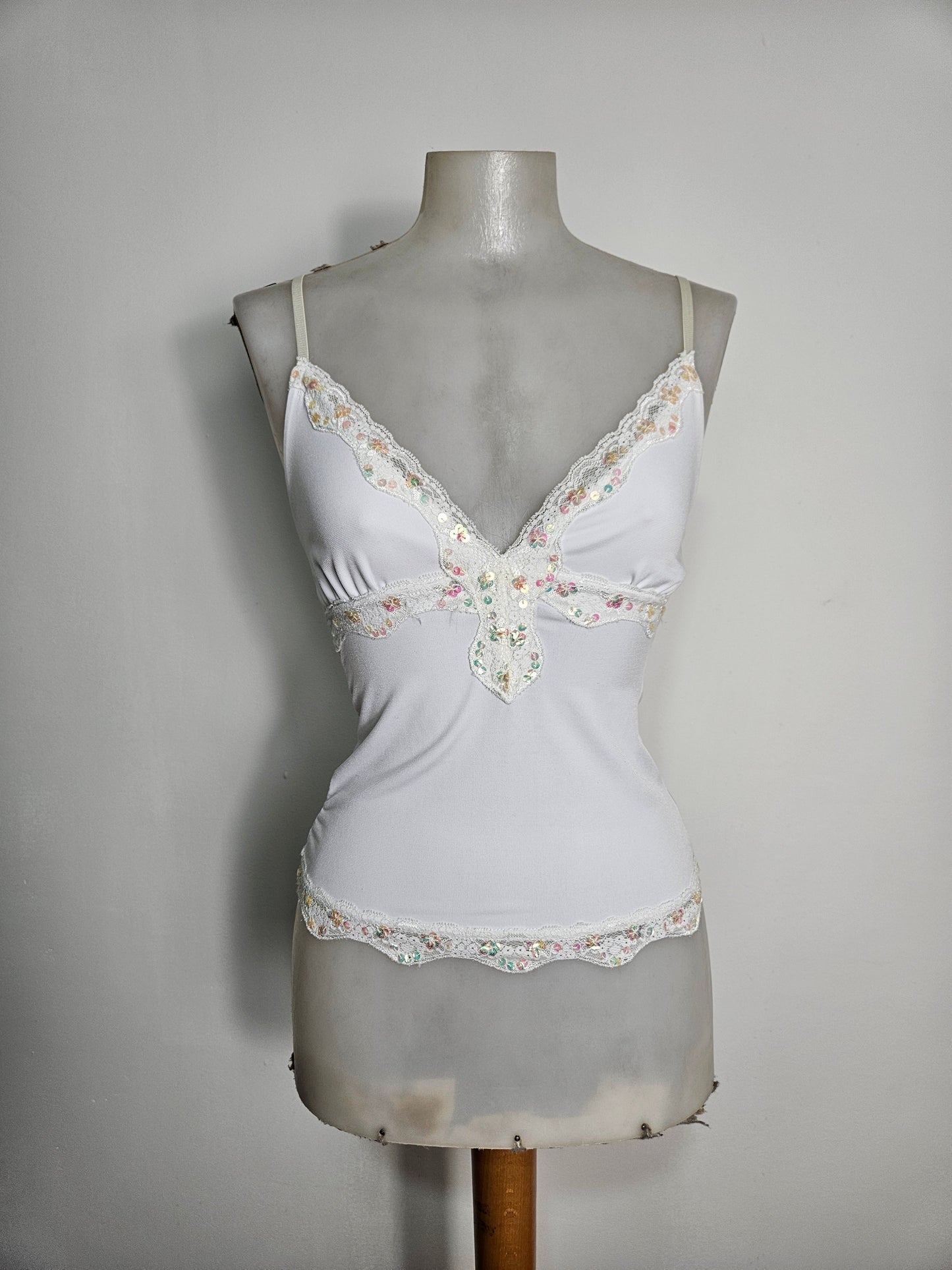 Haut blanc détails seuqins