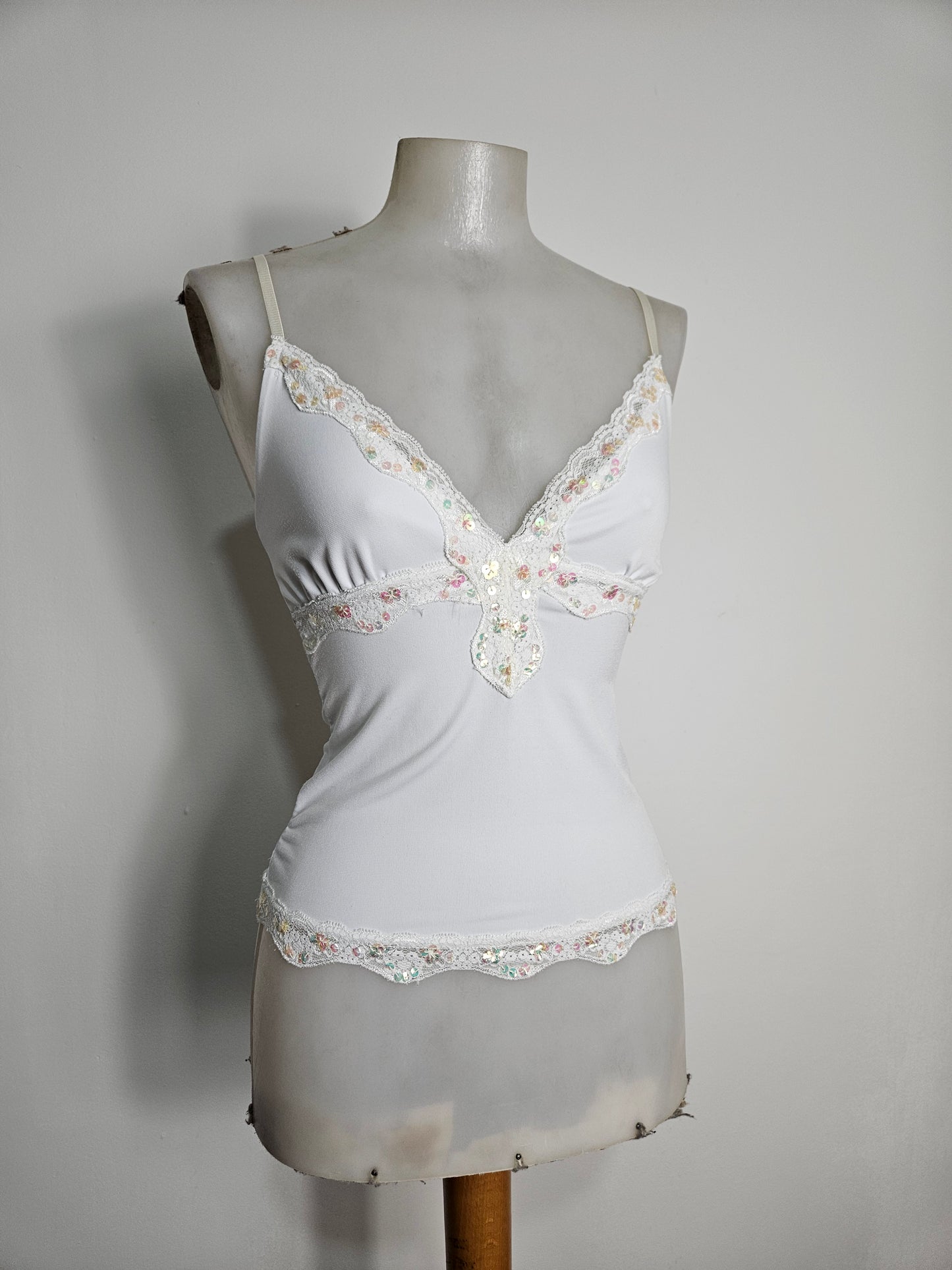 Haut blanc détails seuqins