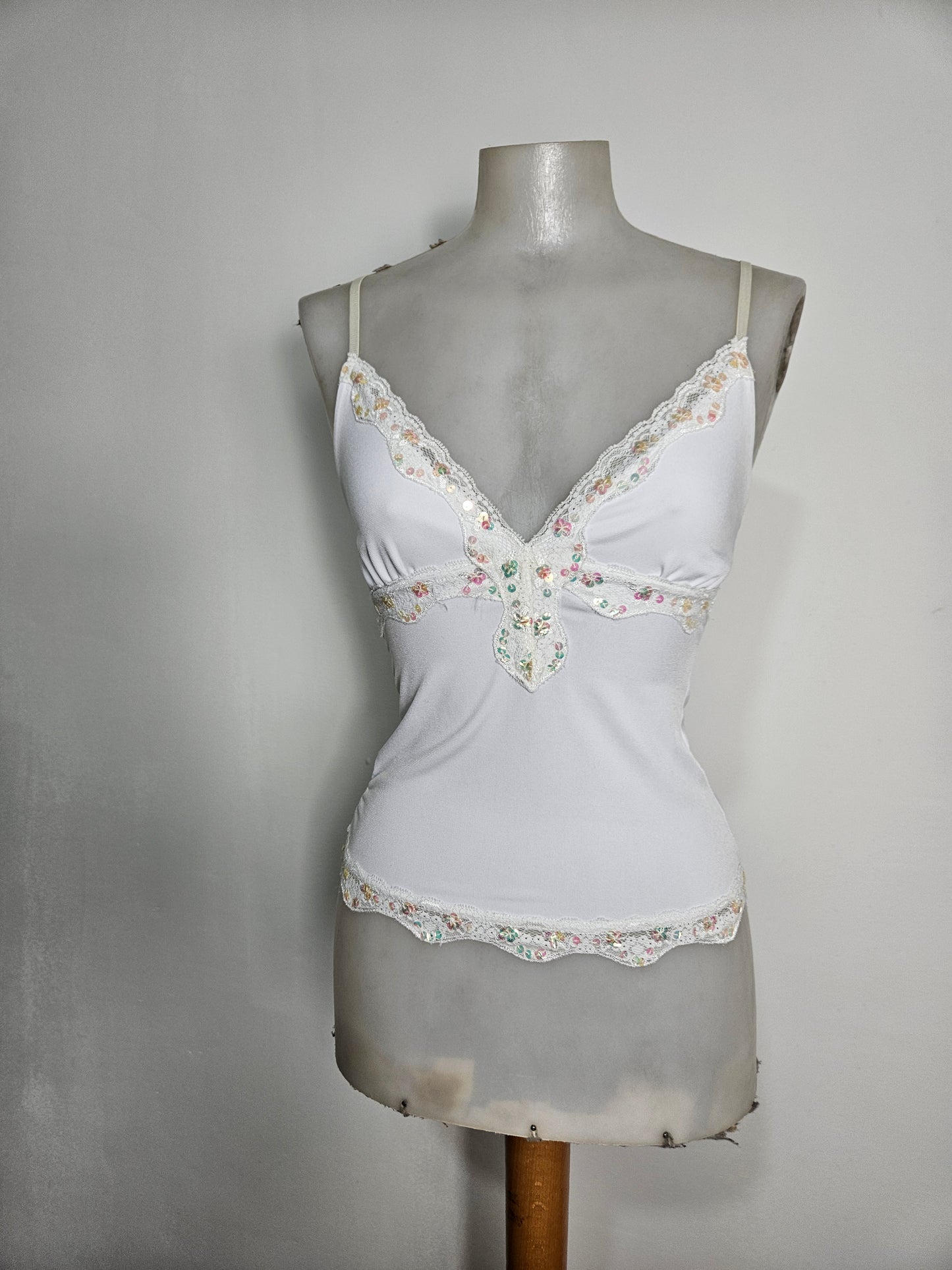 Haut blanc détails seuqins