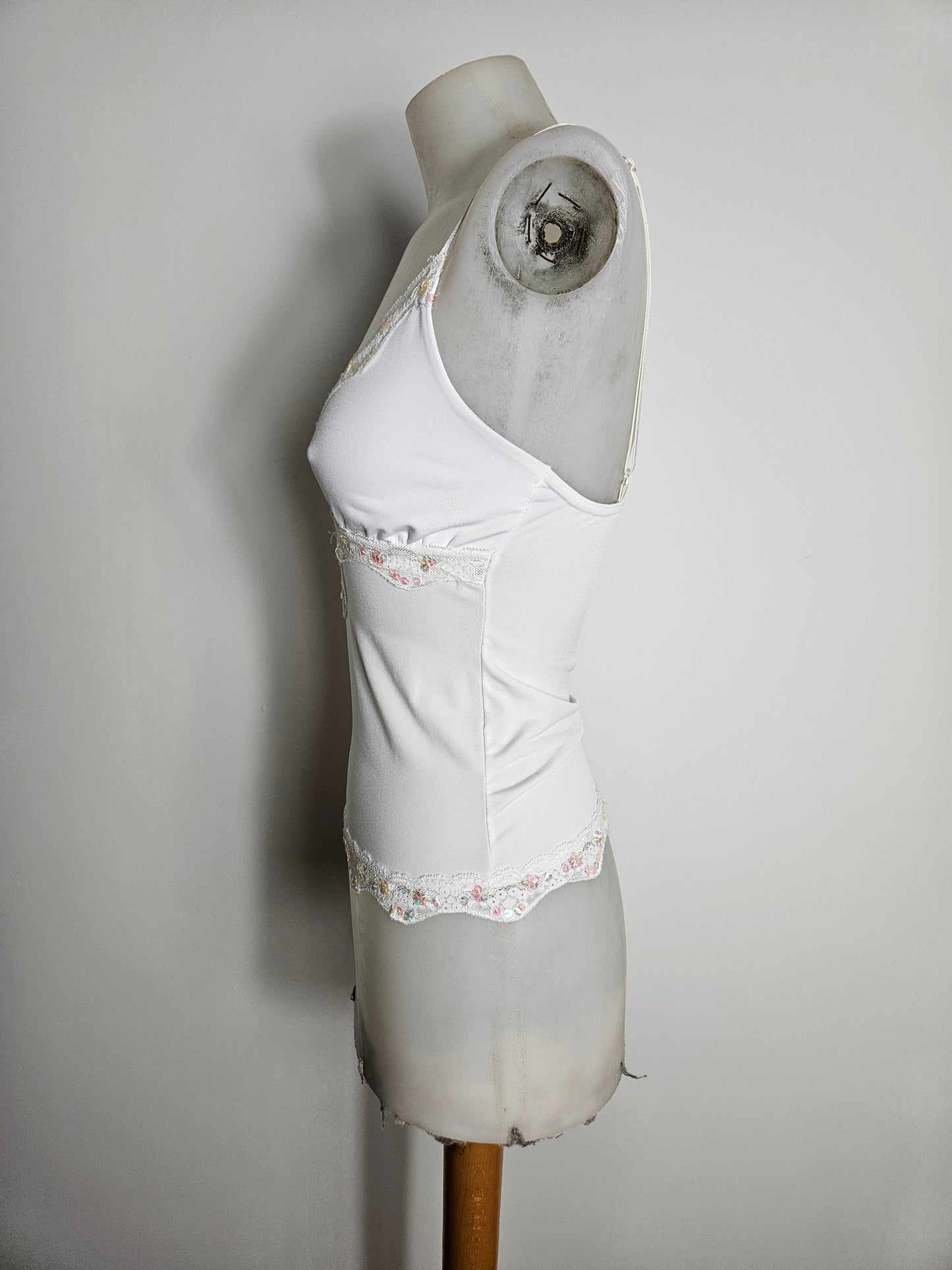 Haut blanc détails seuqins