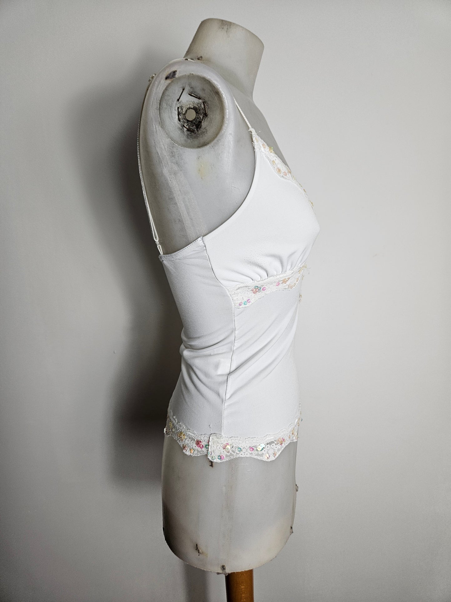 Haut blanc détails seuqins