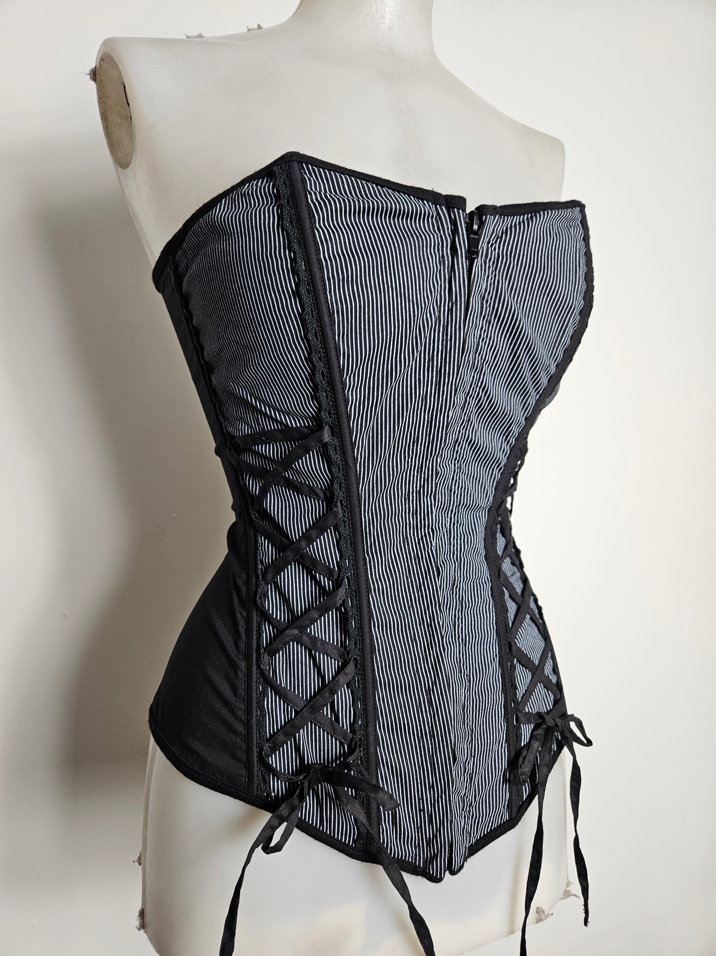 Haut esprit corset à rayures et laçage