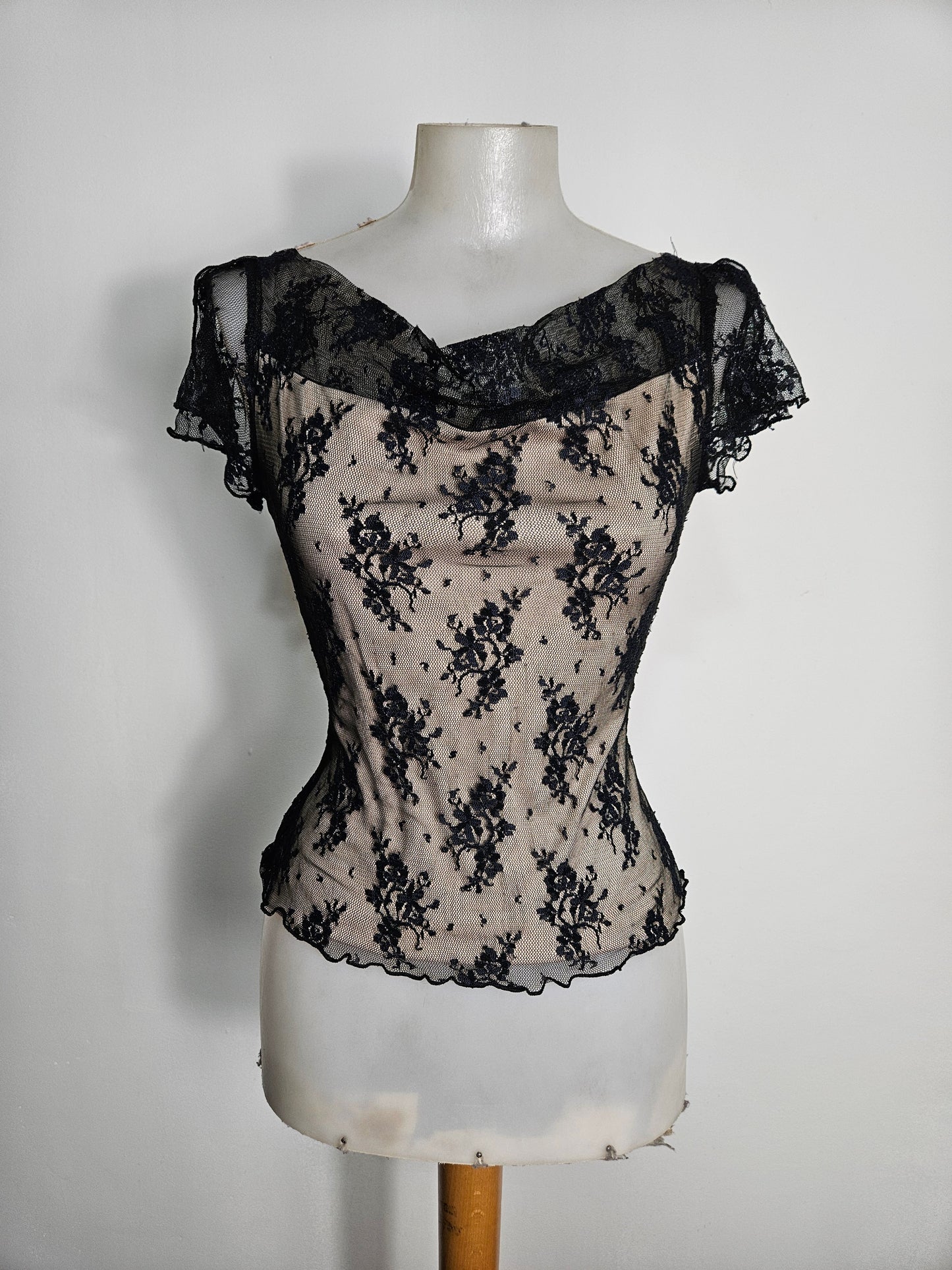 Haut en dentelle noire doublure beige