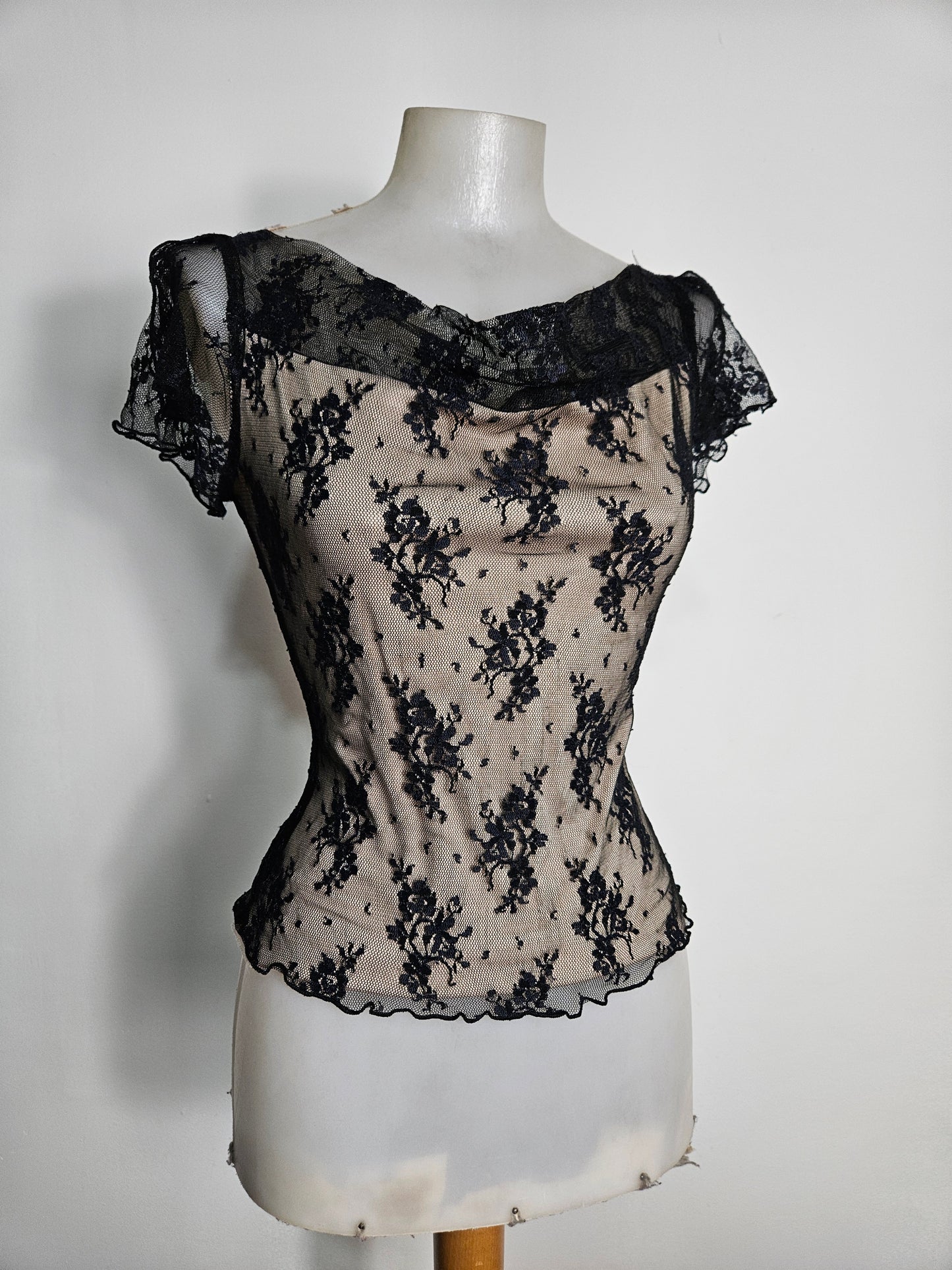 Haut en dentelle noire doublure beige