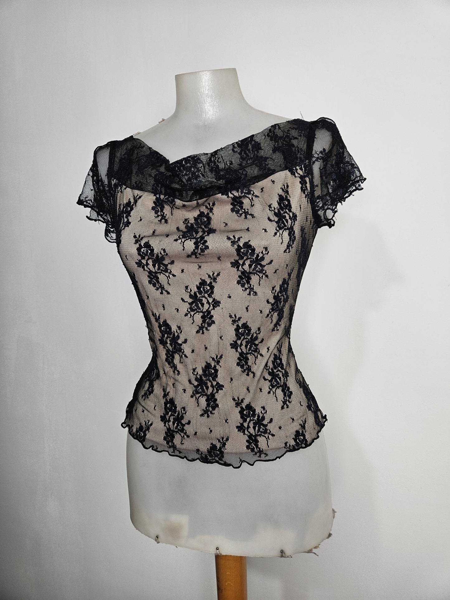Haut en dentelle noire doublure beige