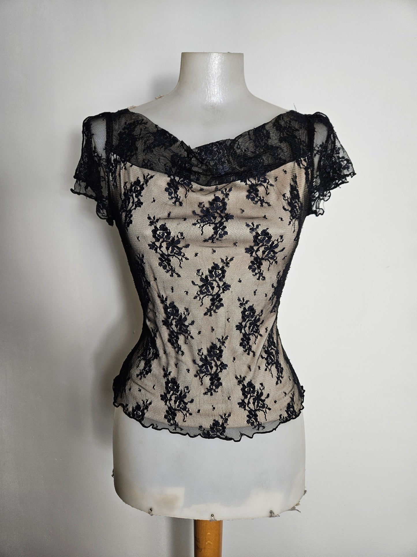 Haut en dentelle noire doublure beige