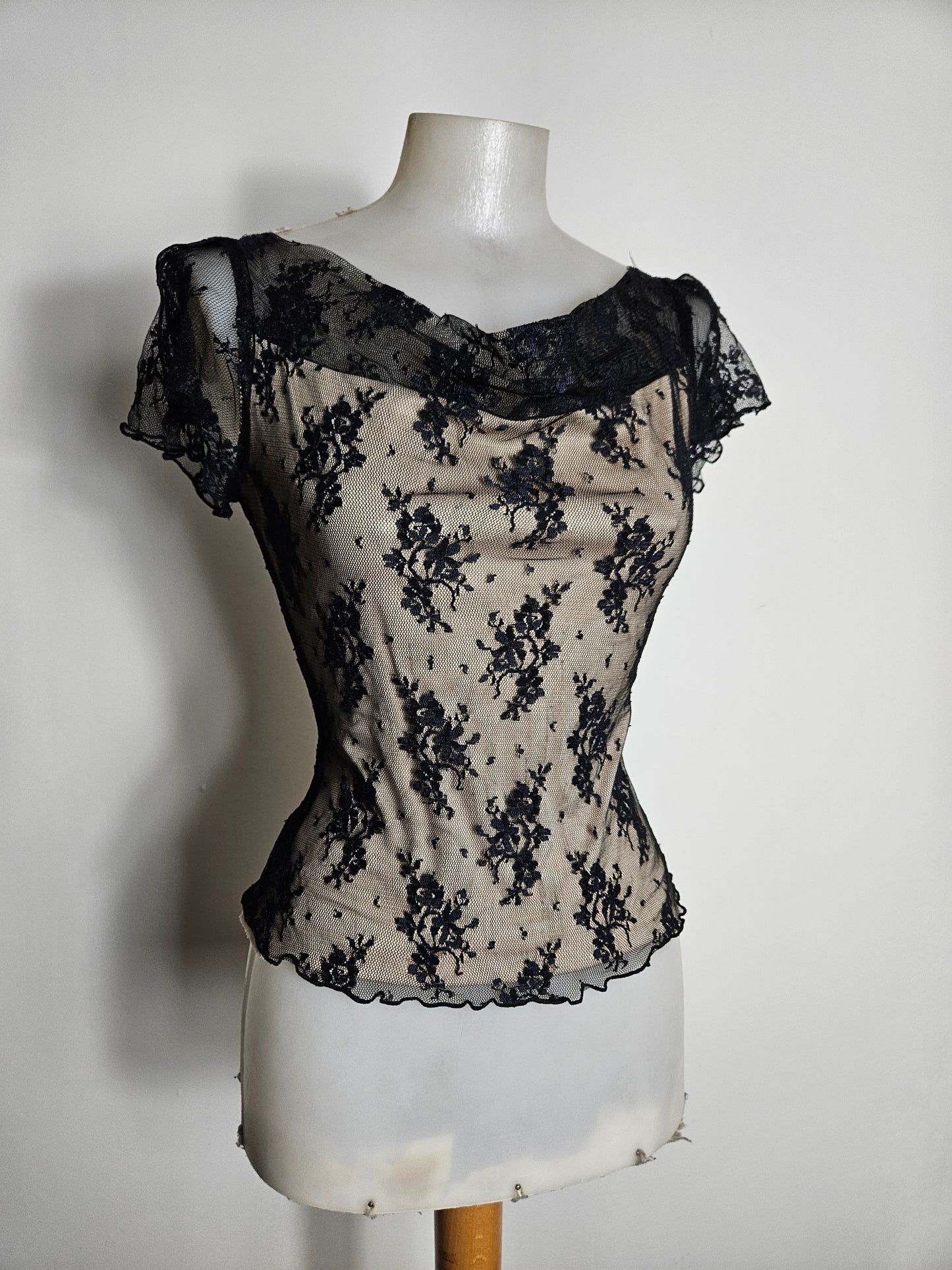 Haut en dentelle noire doublure beige