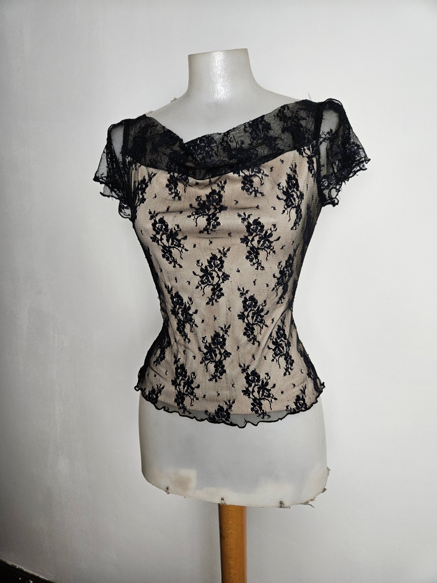 Haut en dentelle noire doublure beige