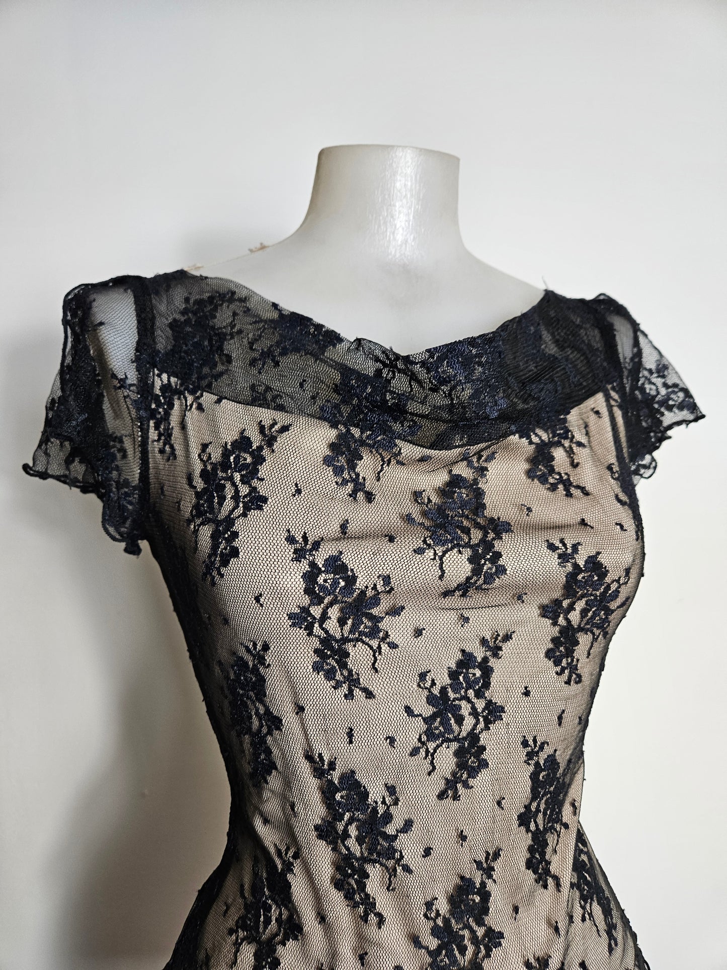 Haut en dentelle noire doublure beige