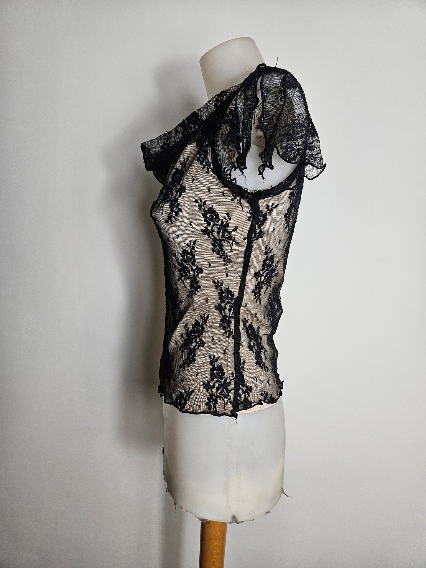 Haut en dentelle noire doublure beige