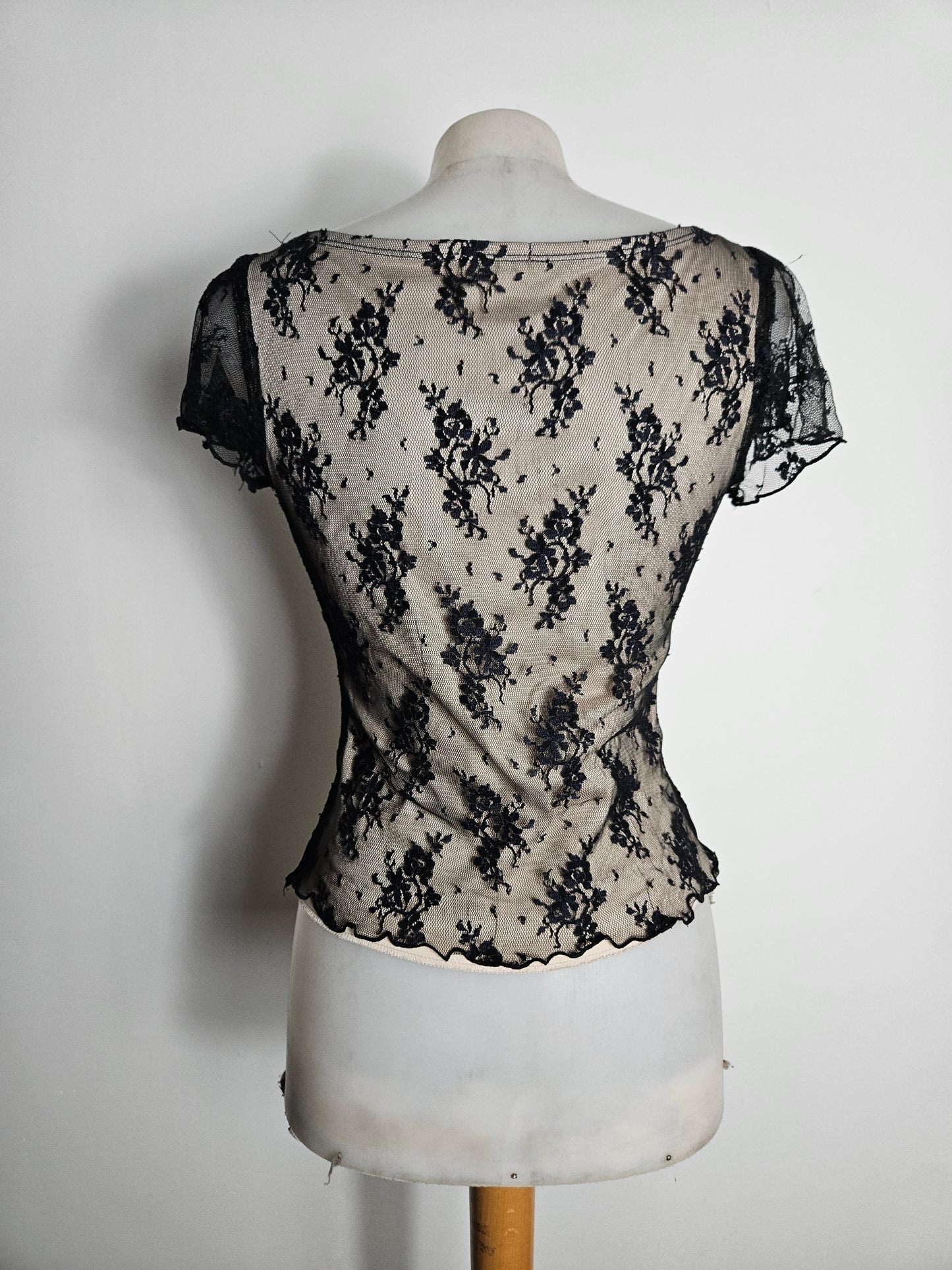 Haut en dentelle noire doublure beige
