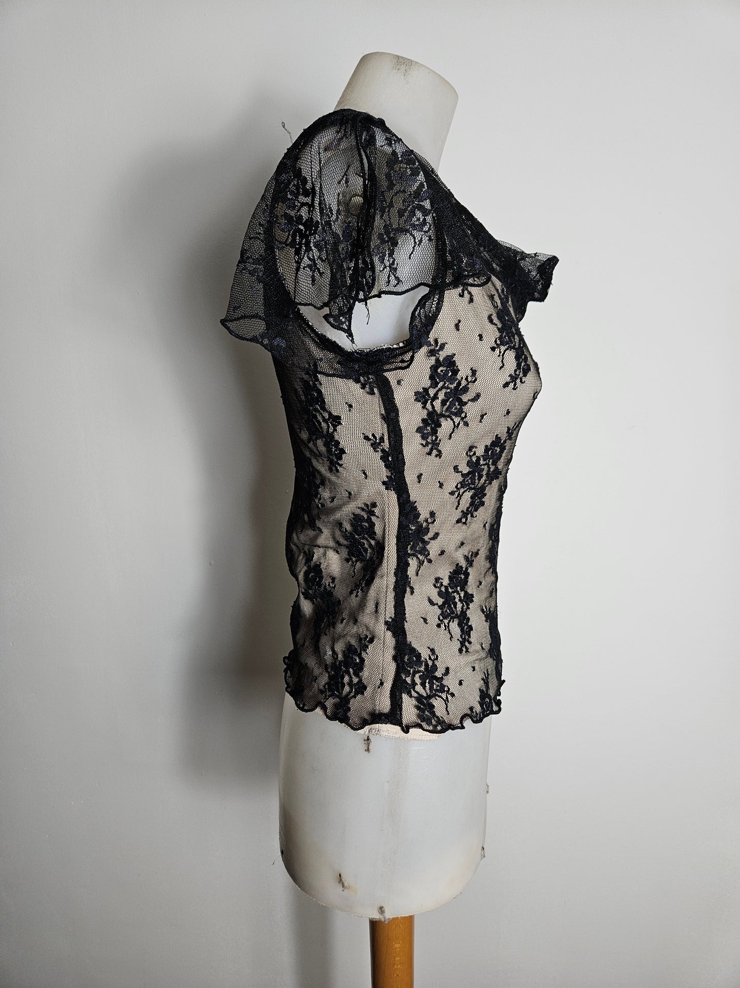 Haut en dentelle noire doublure beige