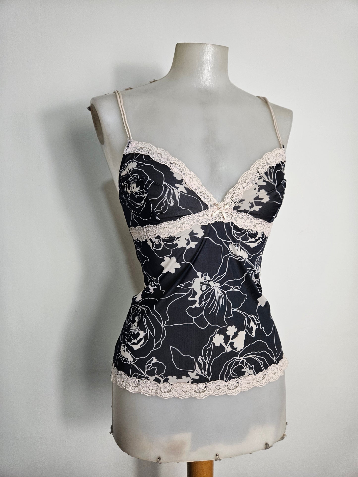 Caraco fleuri détails dentelle