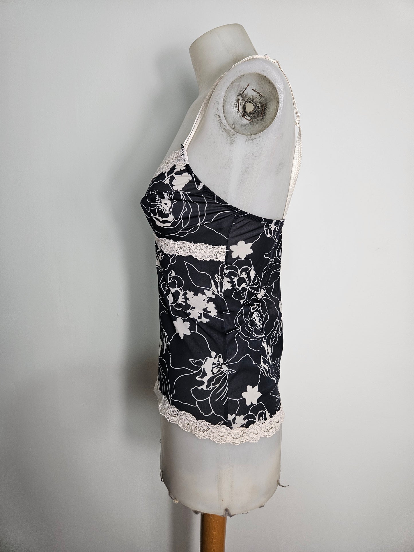 Caraco fleuri détails dentelle