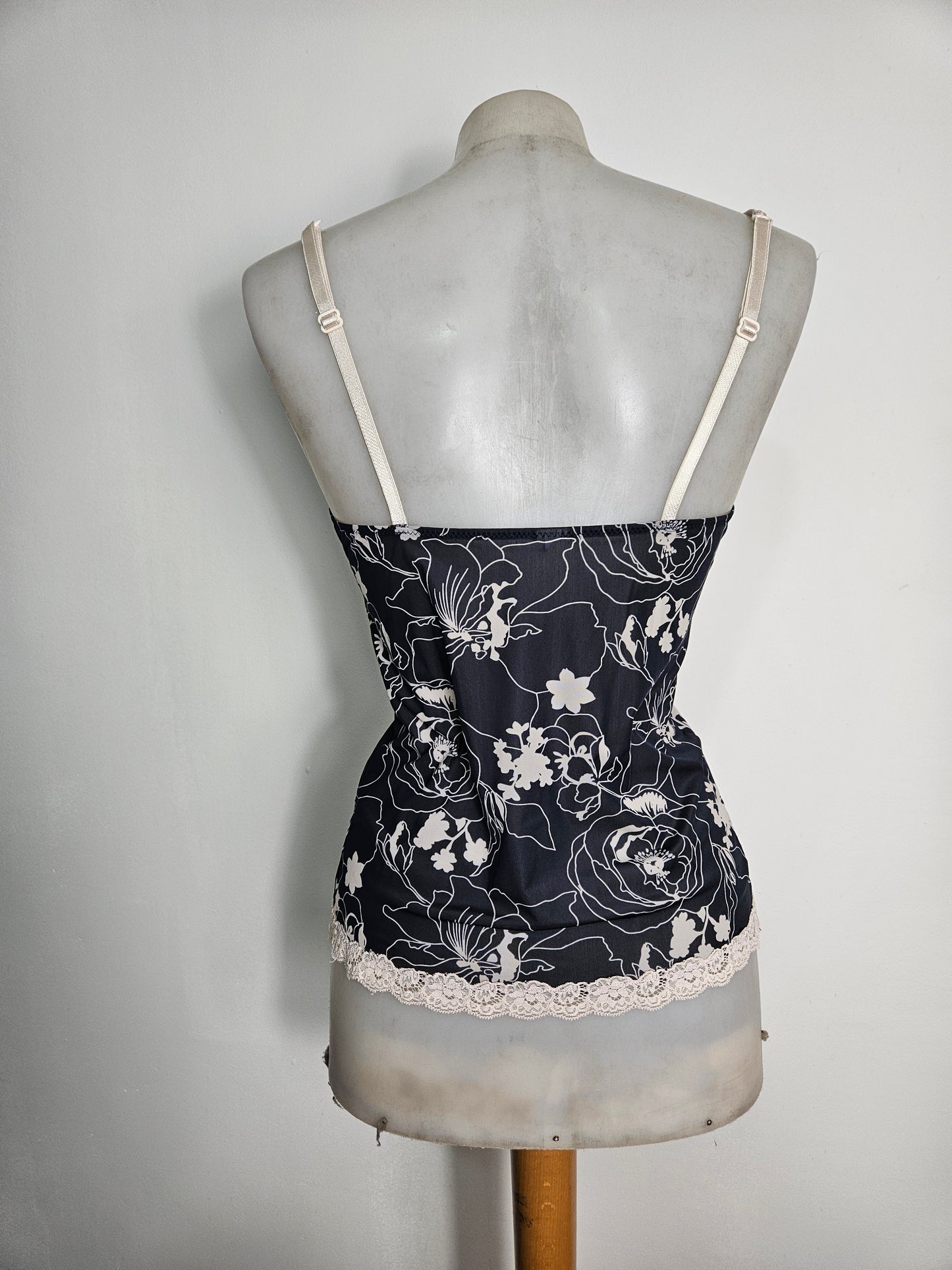 Caraco fleuri détails dentelle