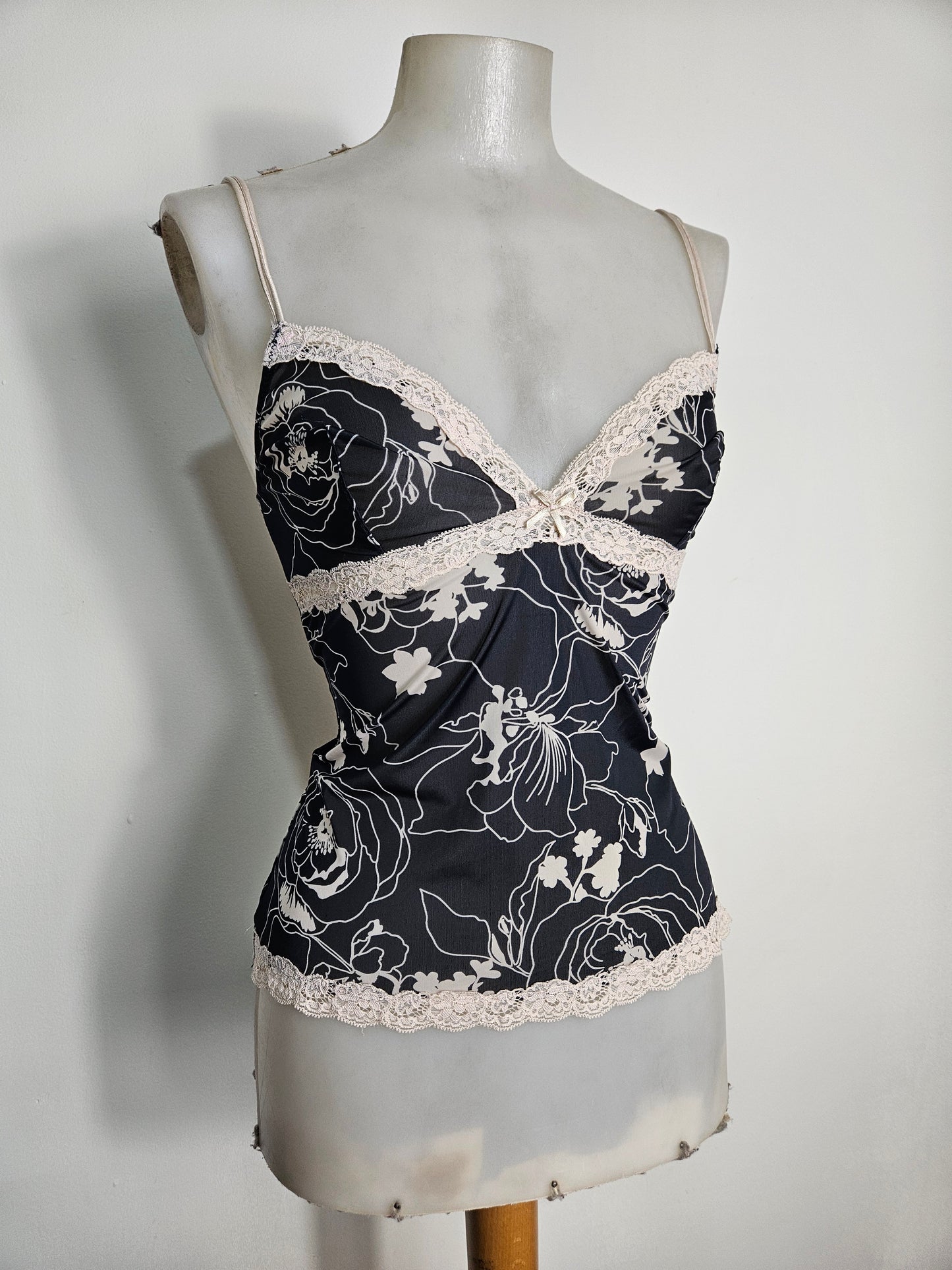 Caraco fleuri détails dentelle