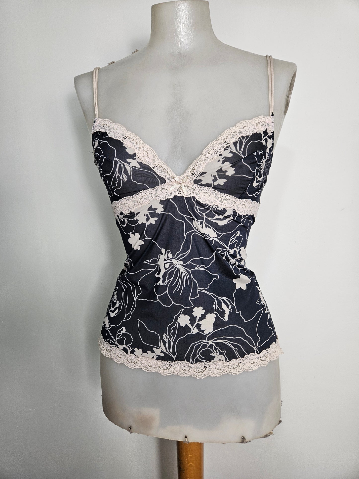 Caraco fleuri détails dentelle