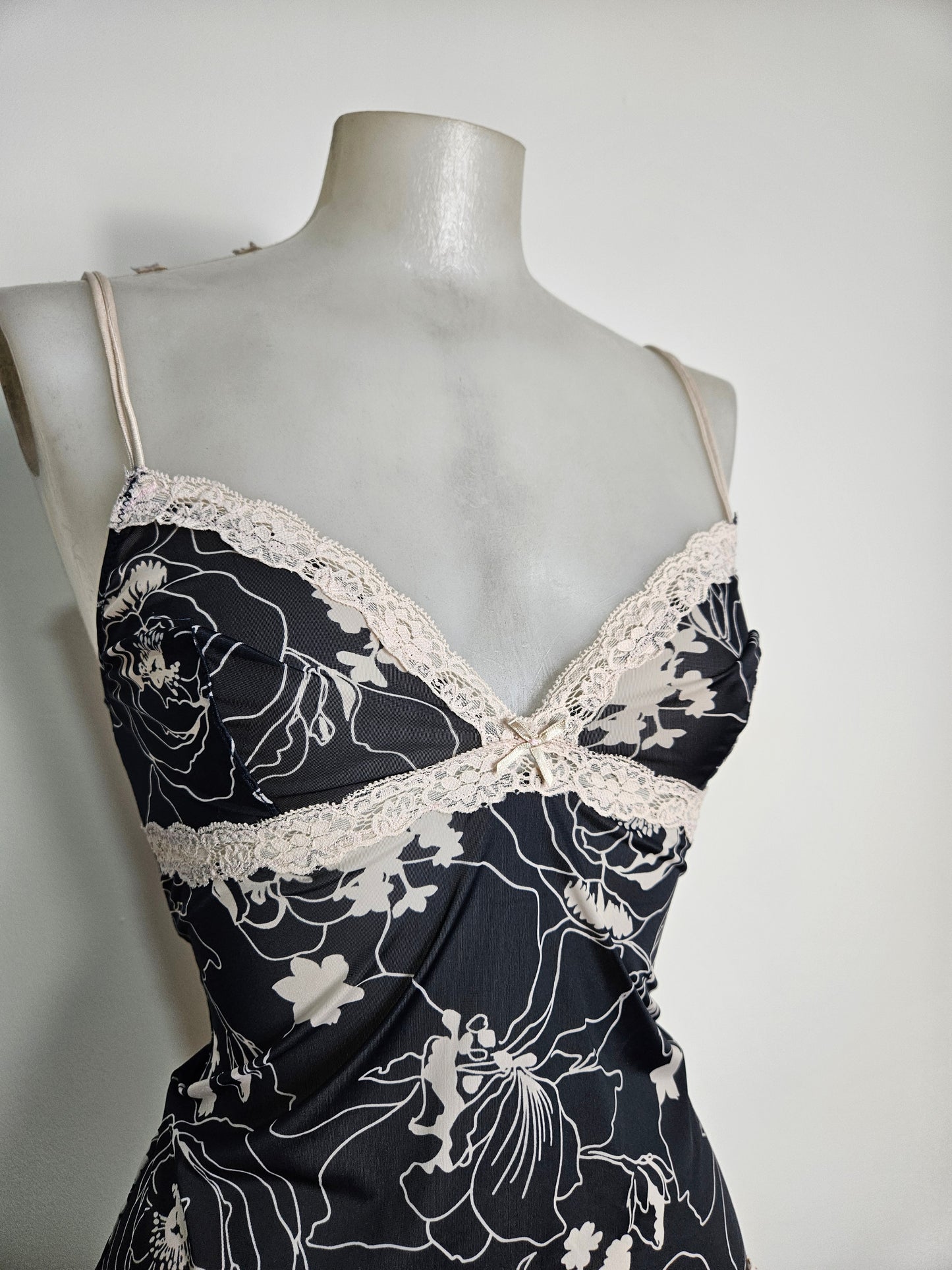 Caraco fleuri détails dentelle