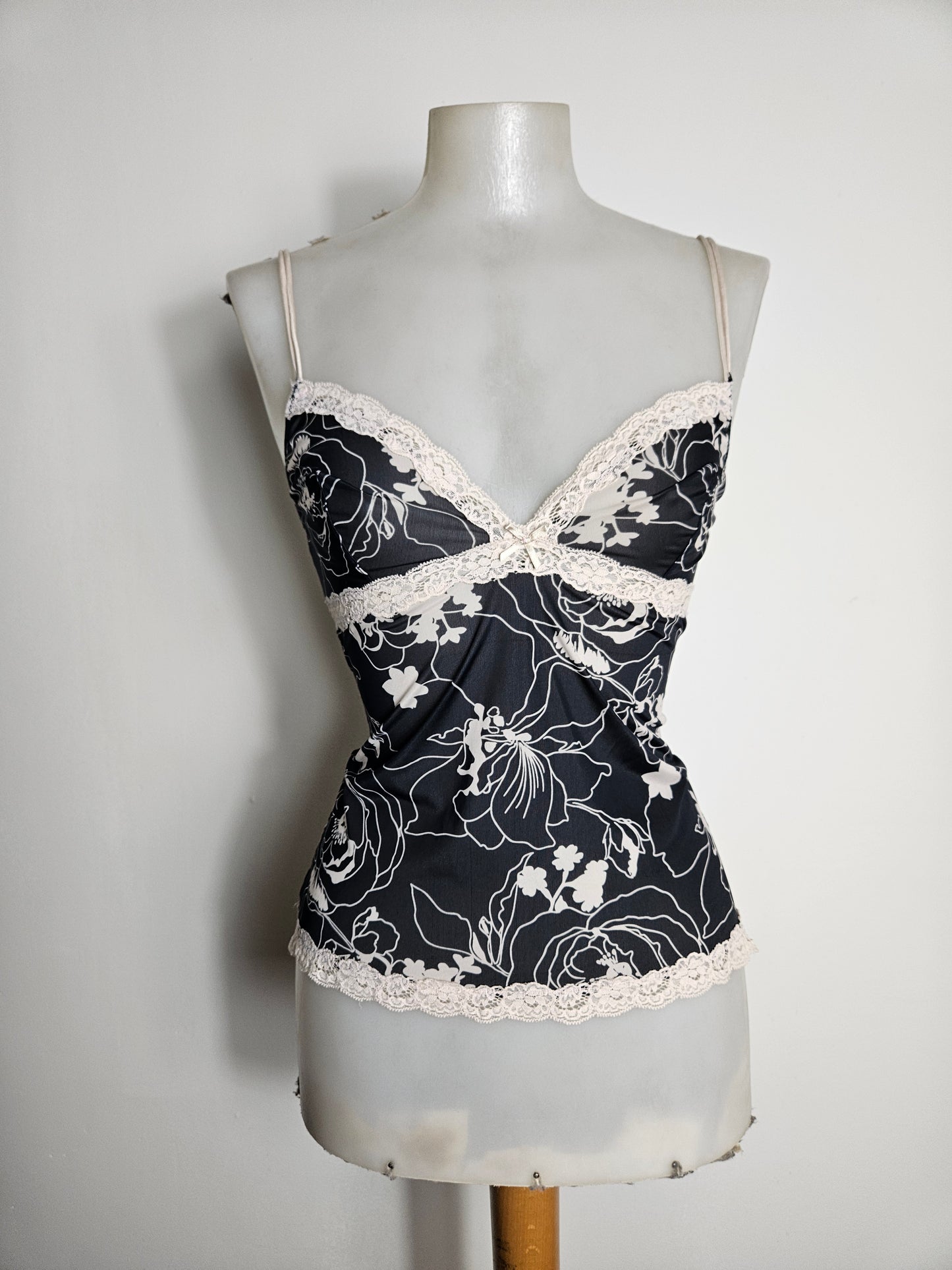 Caraco fleuri détails dentelle