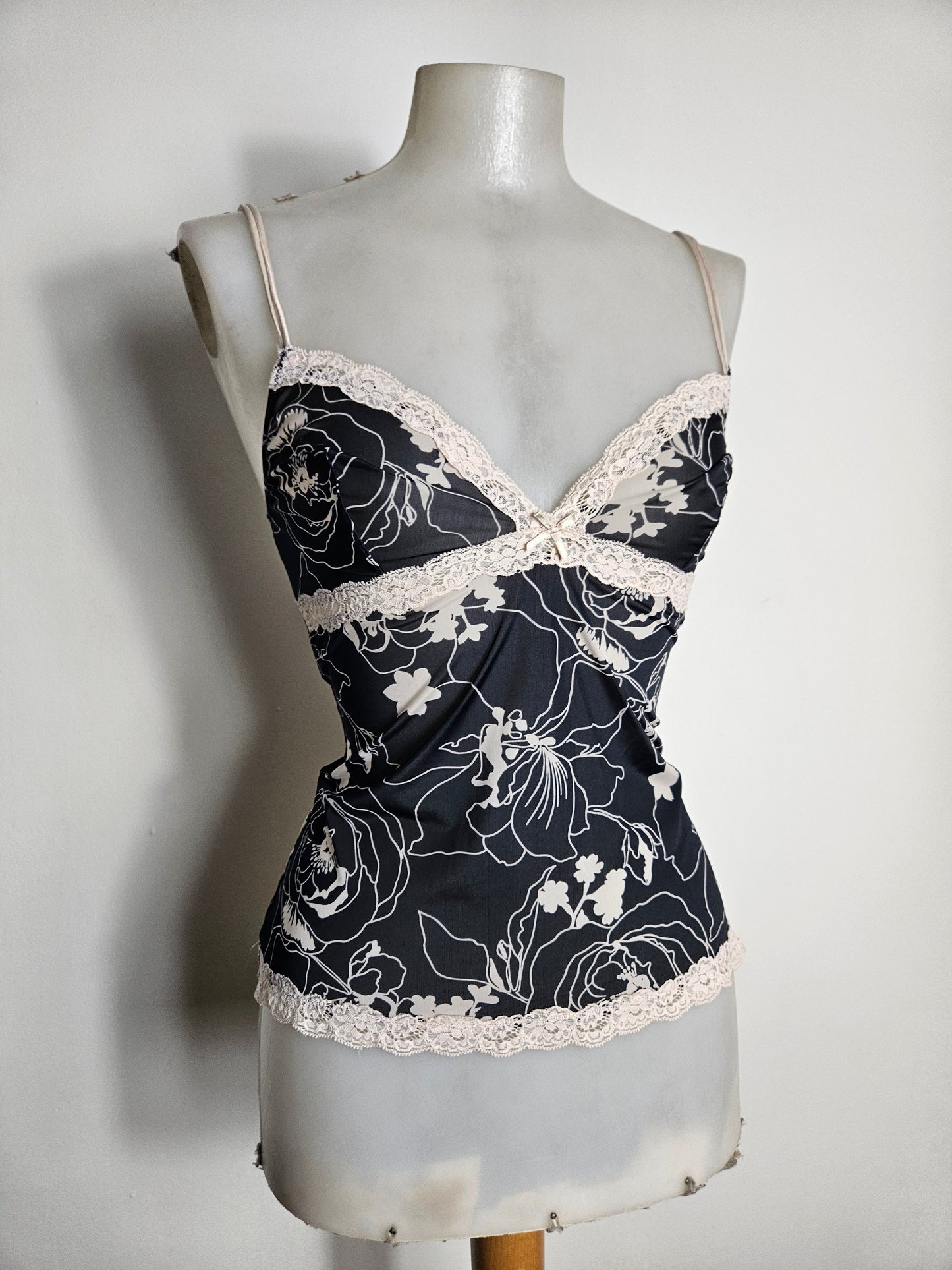 Caraco fleuri détails dentelle