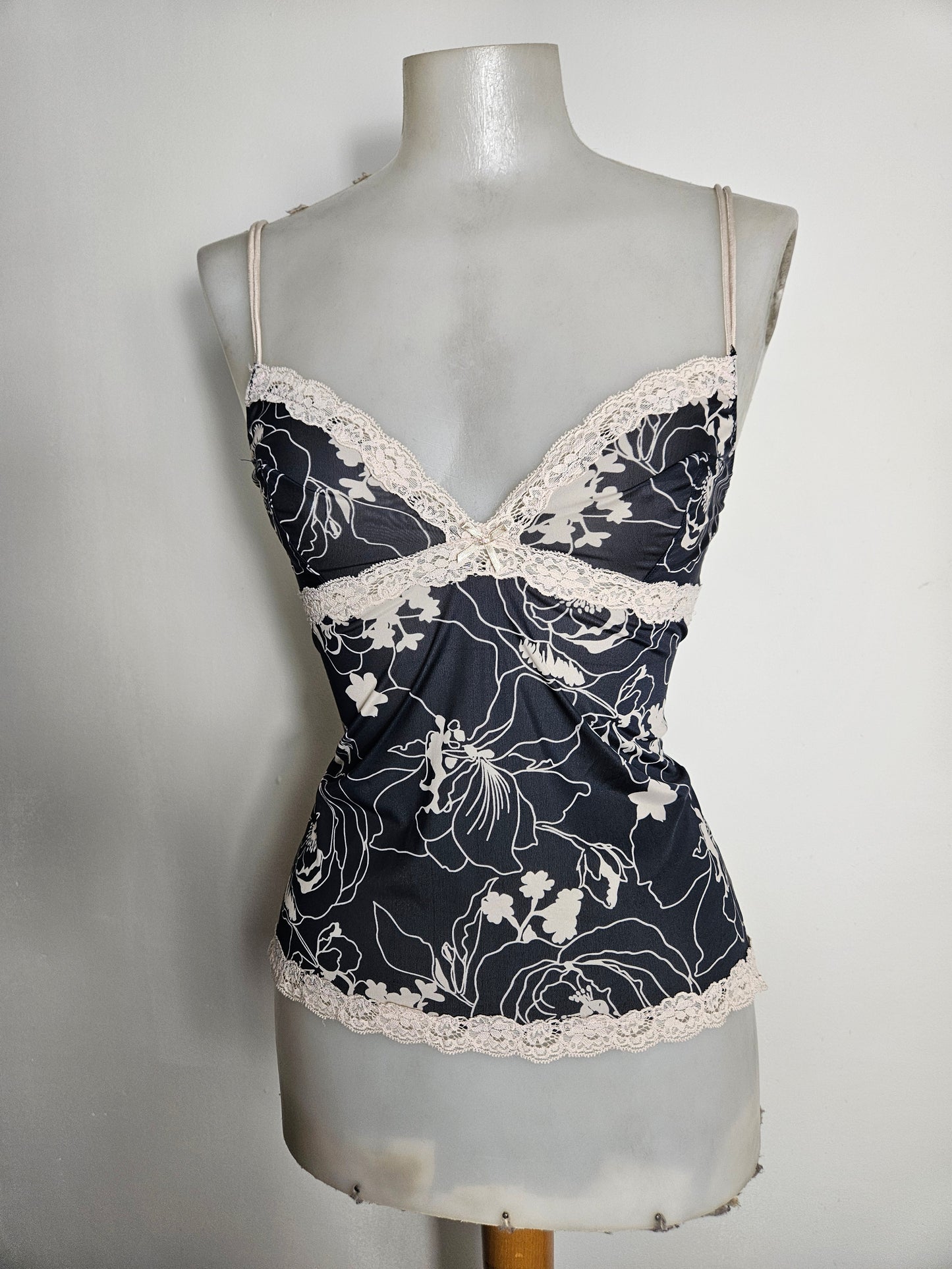 Caraco fleuri détails dentelle