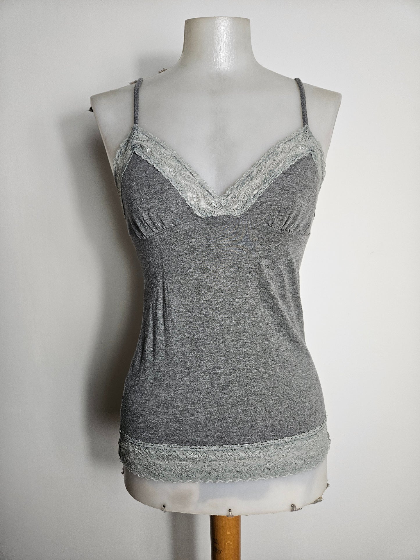 Caraco gris avec dentelle