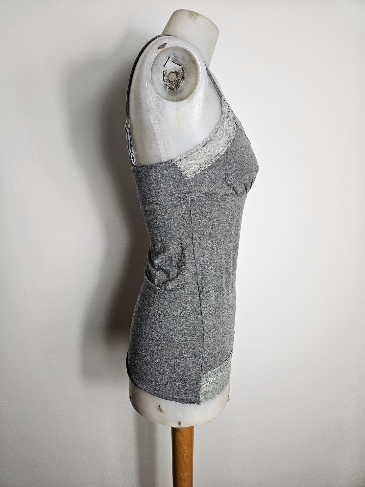 Caraco gris avec dentelle