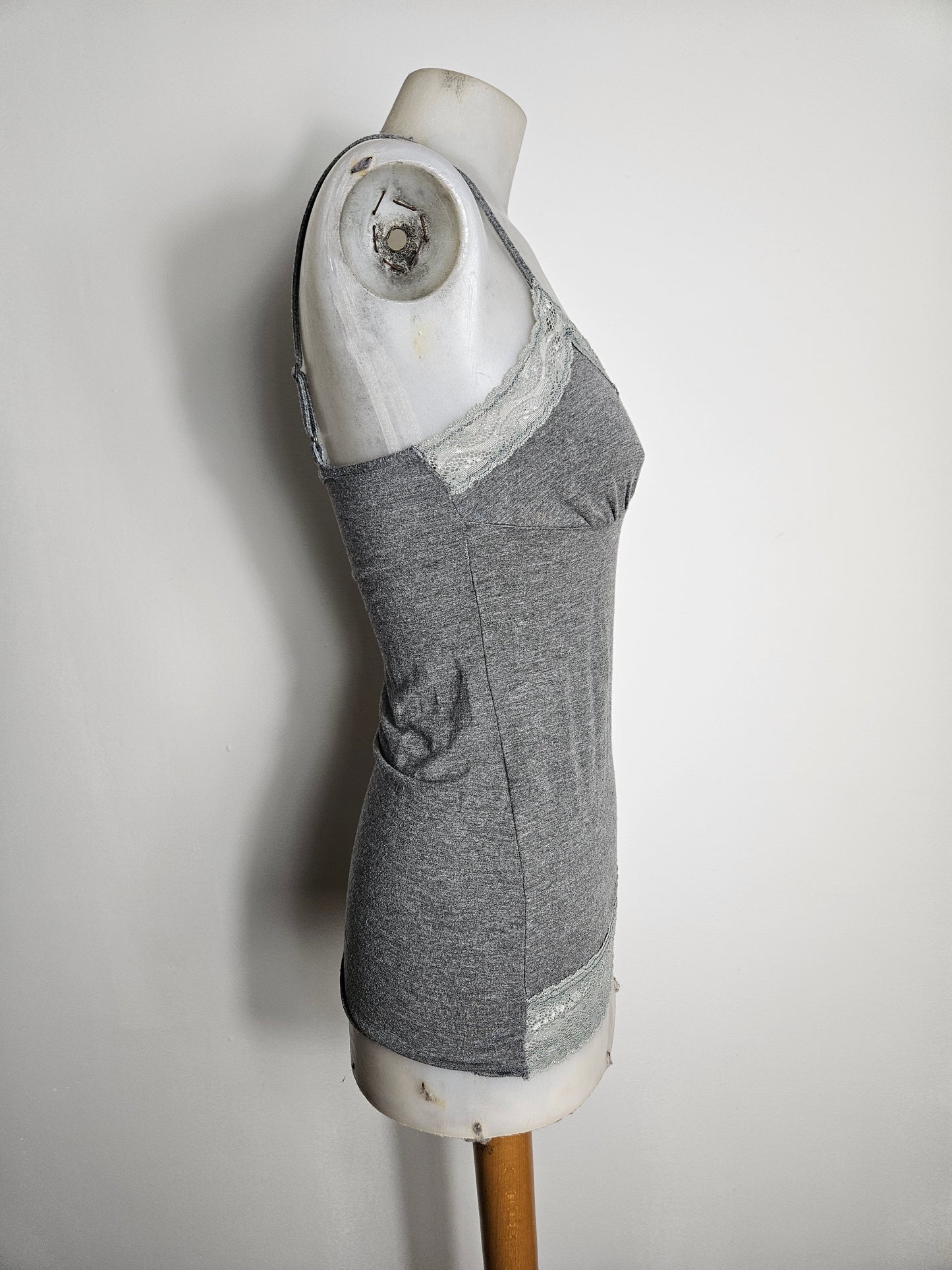 Caraco gris avec dentelle