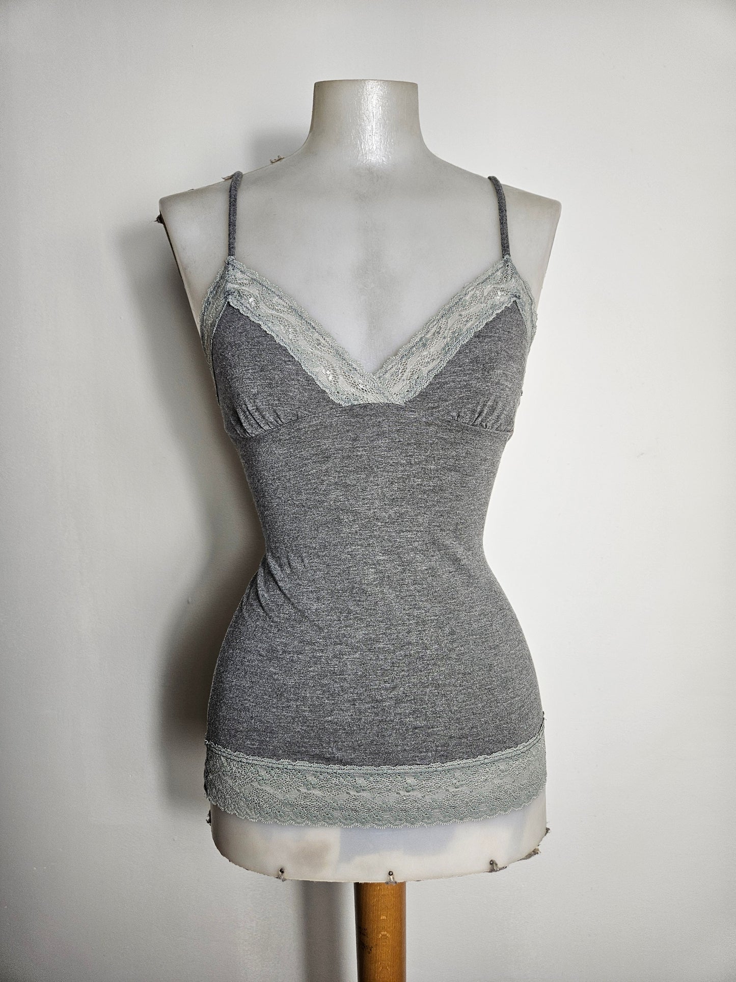 Caraco gris avec dentelle