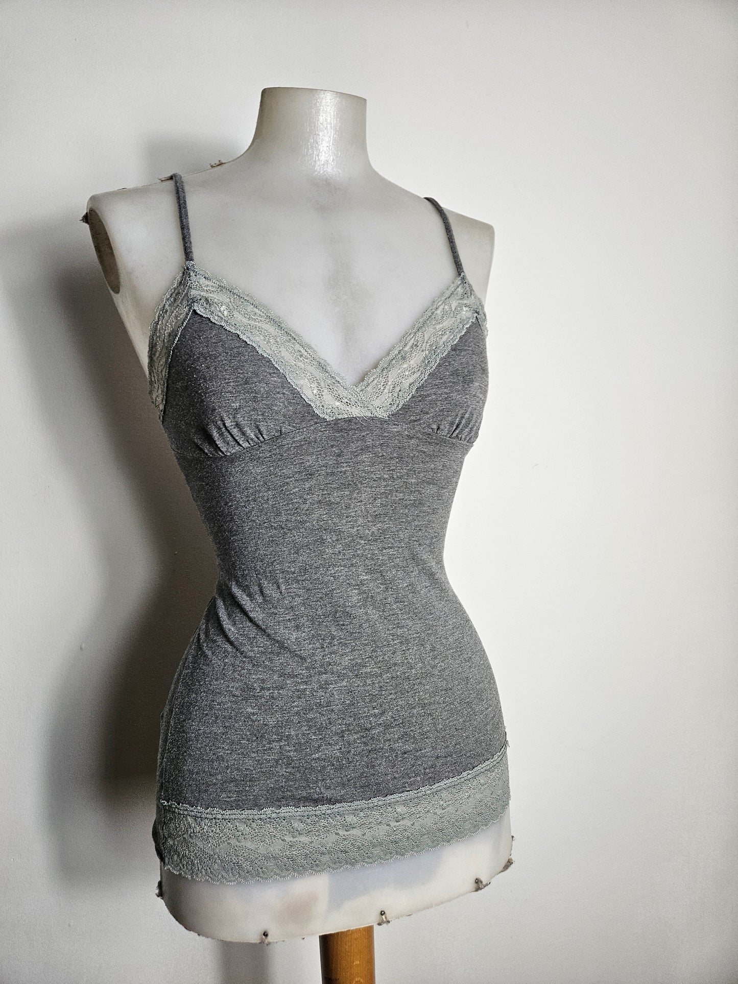 Caraco gris avec dentelle