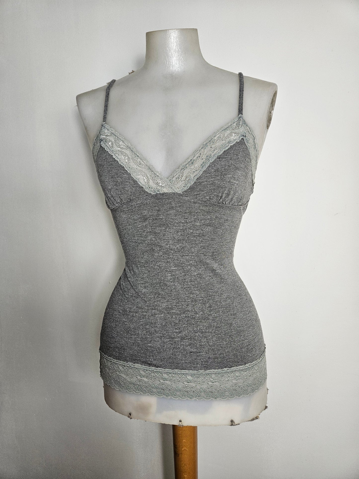 Caraco gris avec dentelle