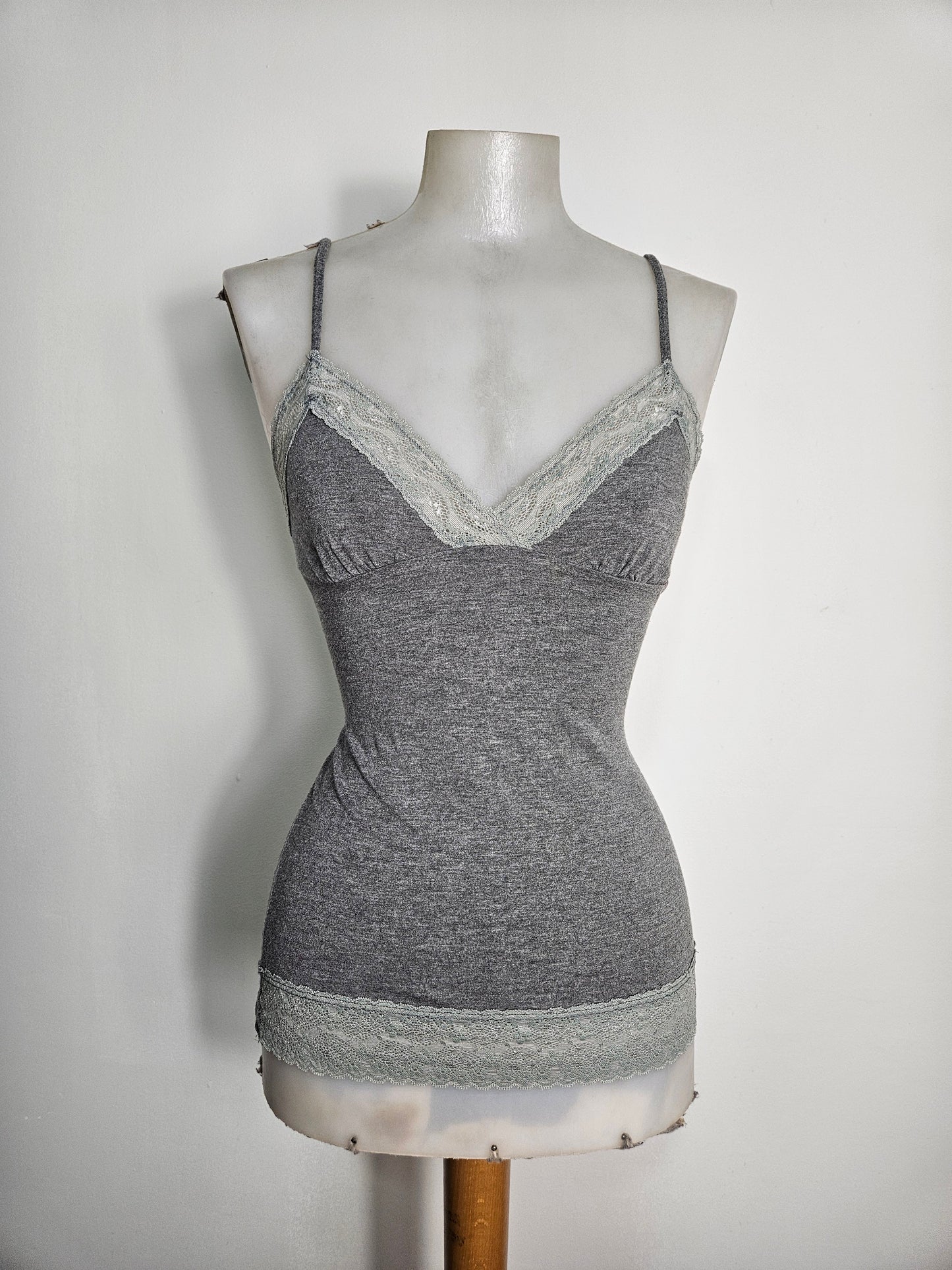 Caraco gris avec dentelle