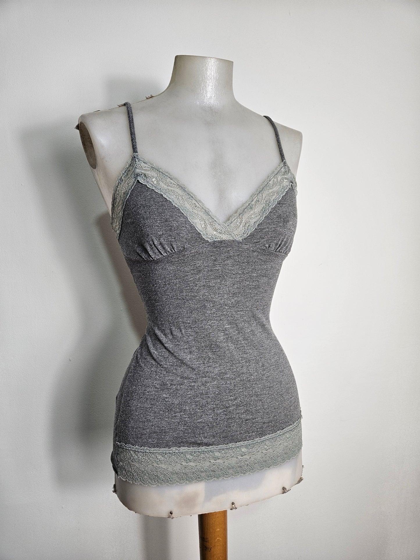 Caraco gris avec dentelle