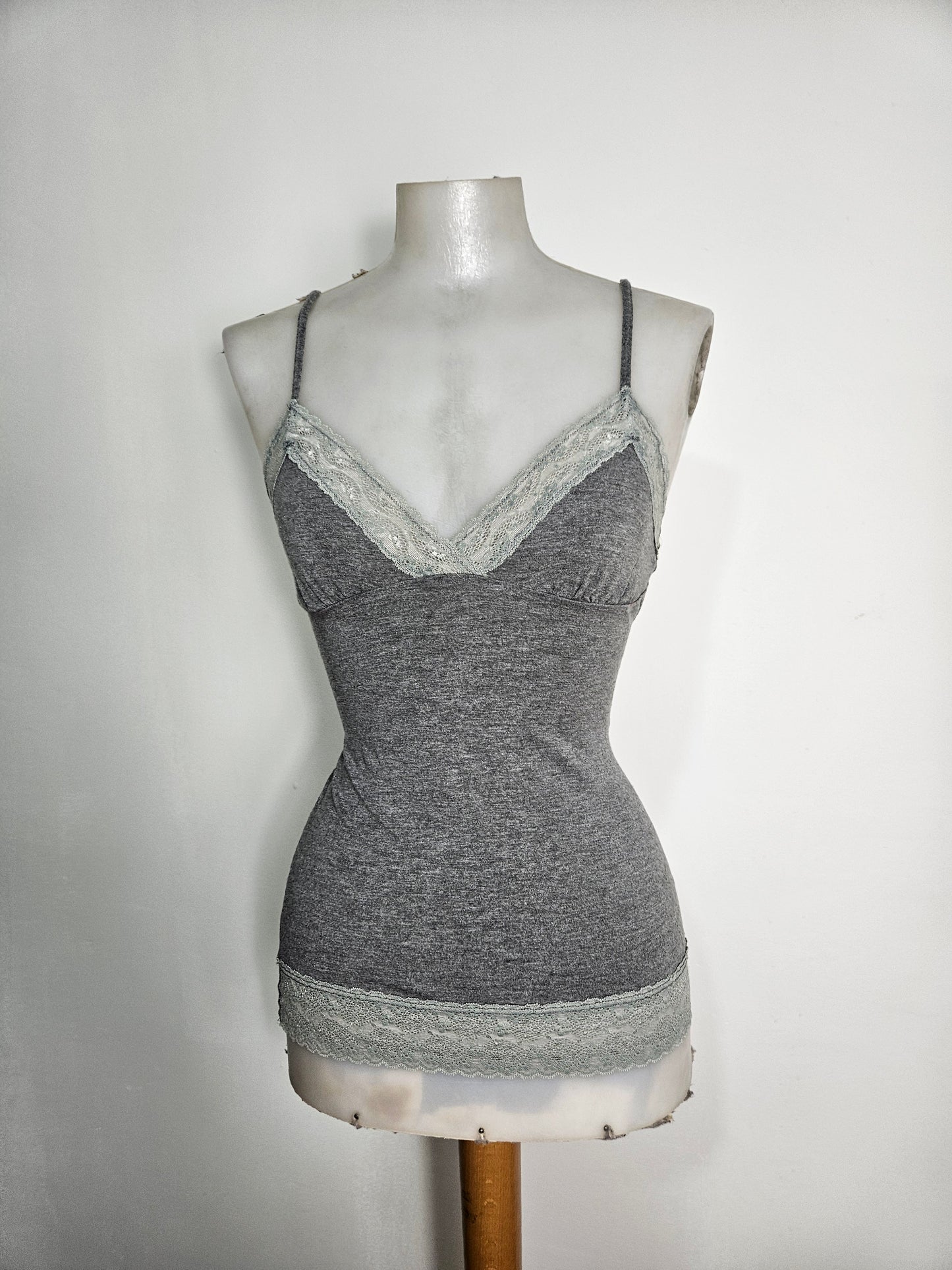 Caraco gris avec dentelle