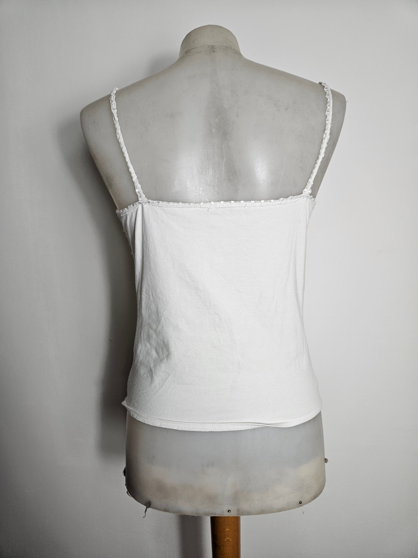 Haut blanc détails volants et boutonnage