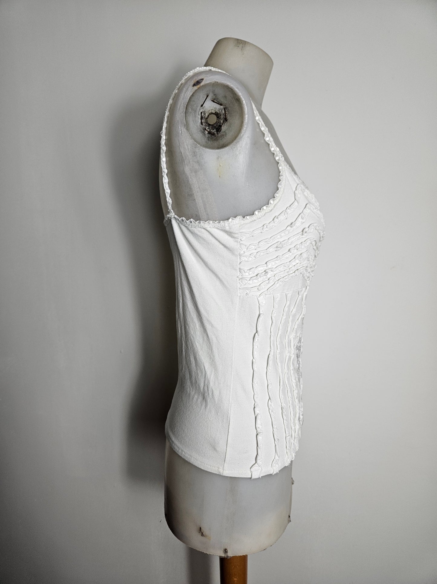 Haut blanc détails volants et boutonnage